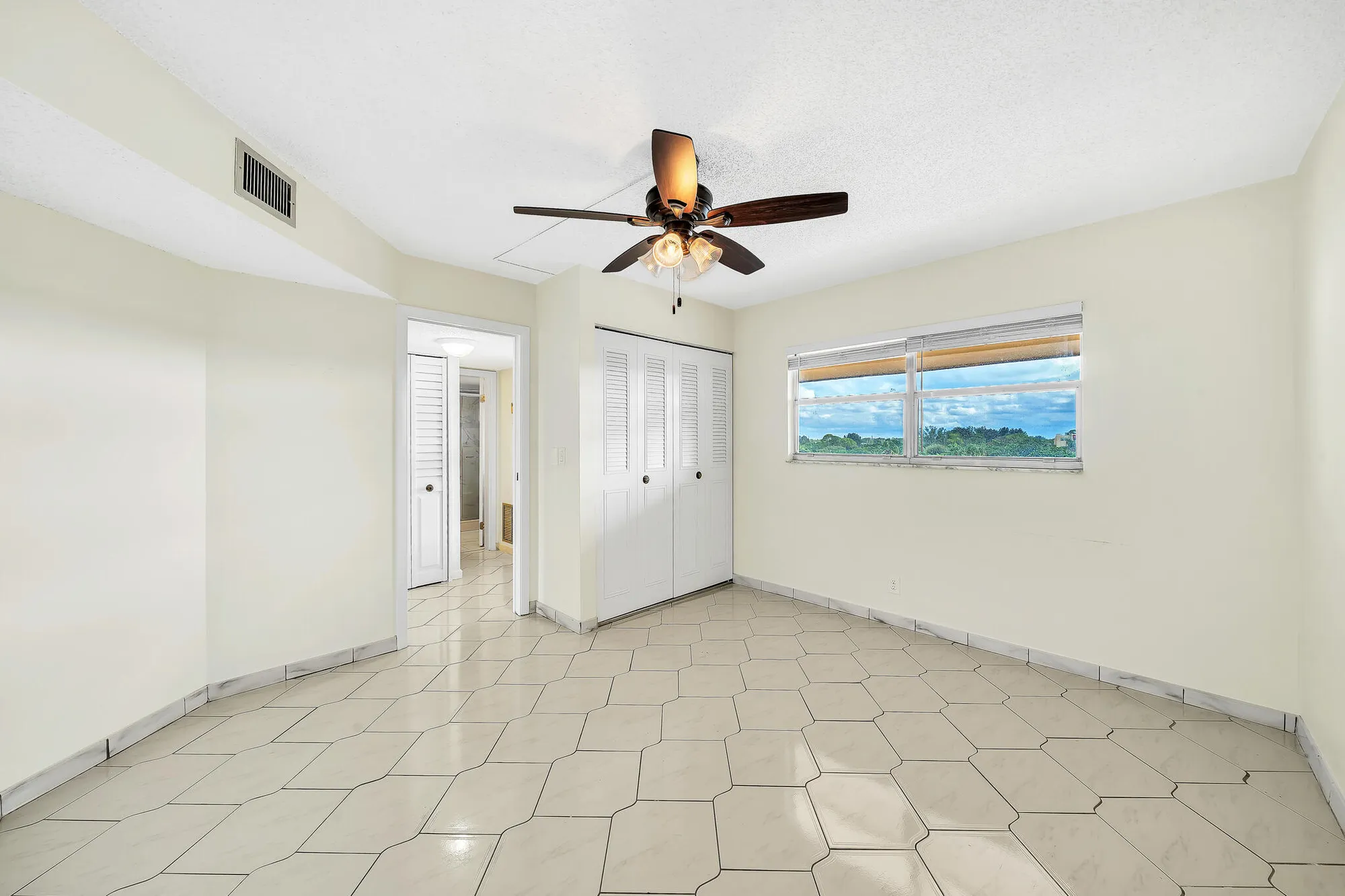 Property Slideshow image 8 of 59 | 3524 via poinciana apt 604, Lake Worth, FL, 33467