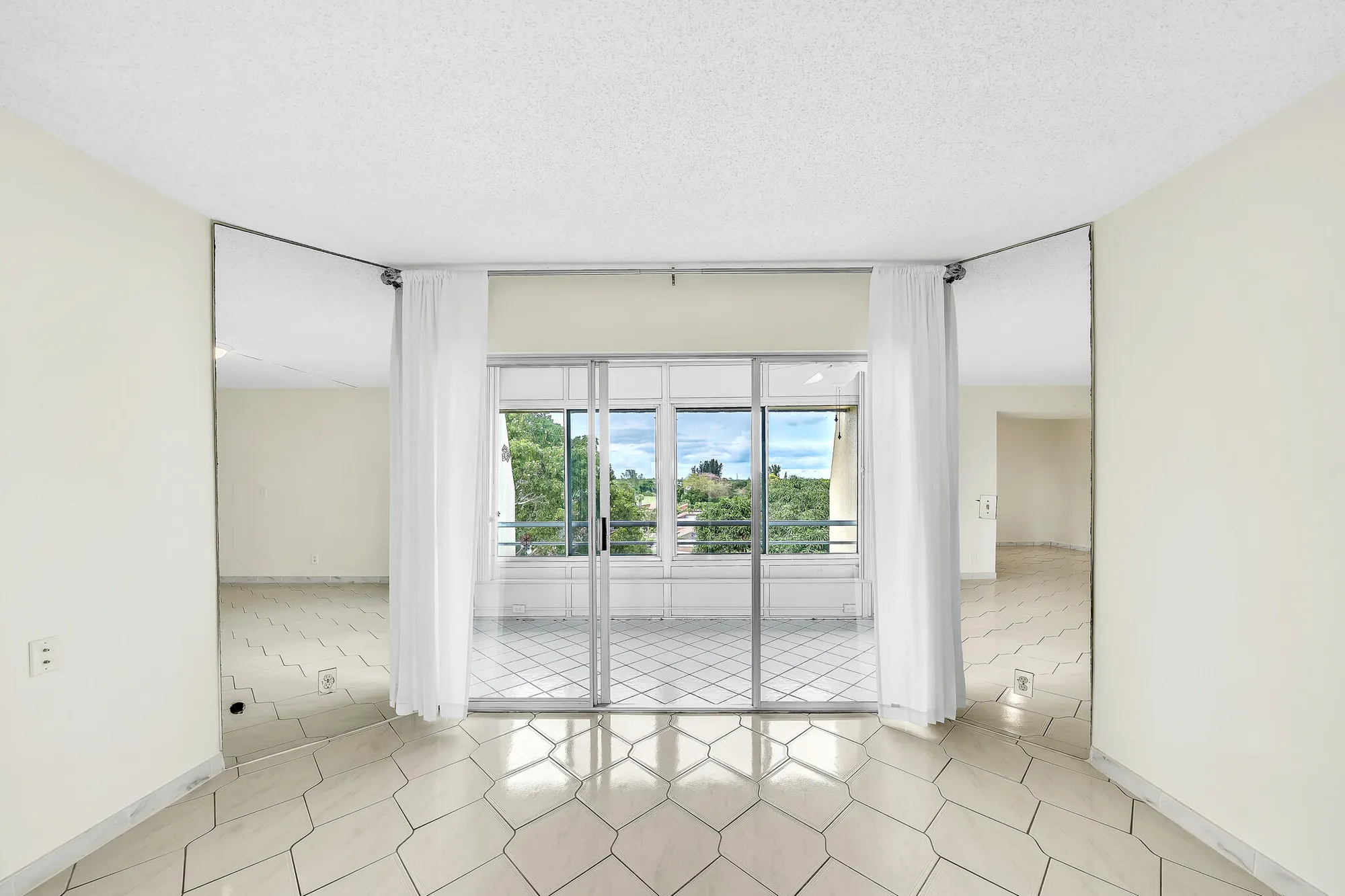 Property Slideshow image 12 of 59 | 3524 via poinciana apt 604, Lake Worth, FL, 33467