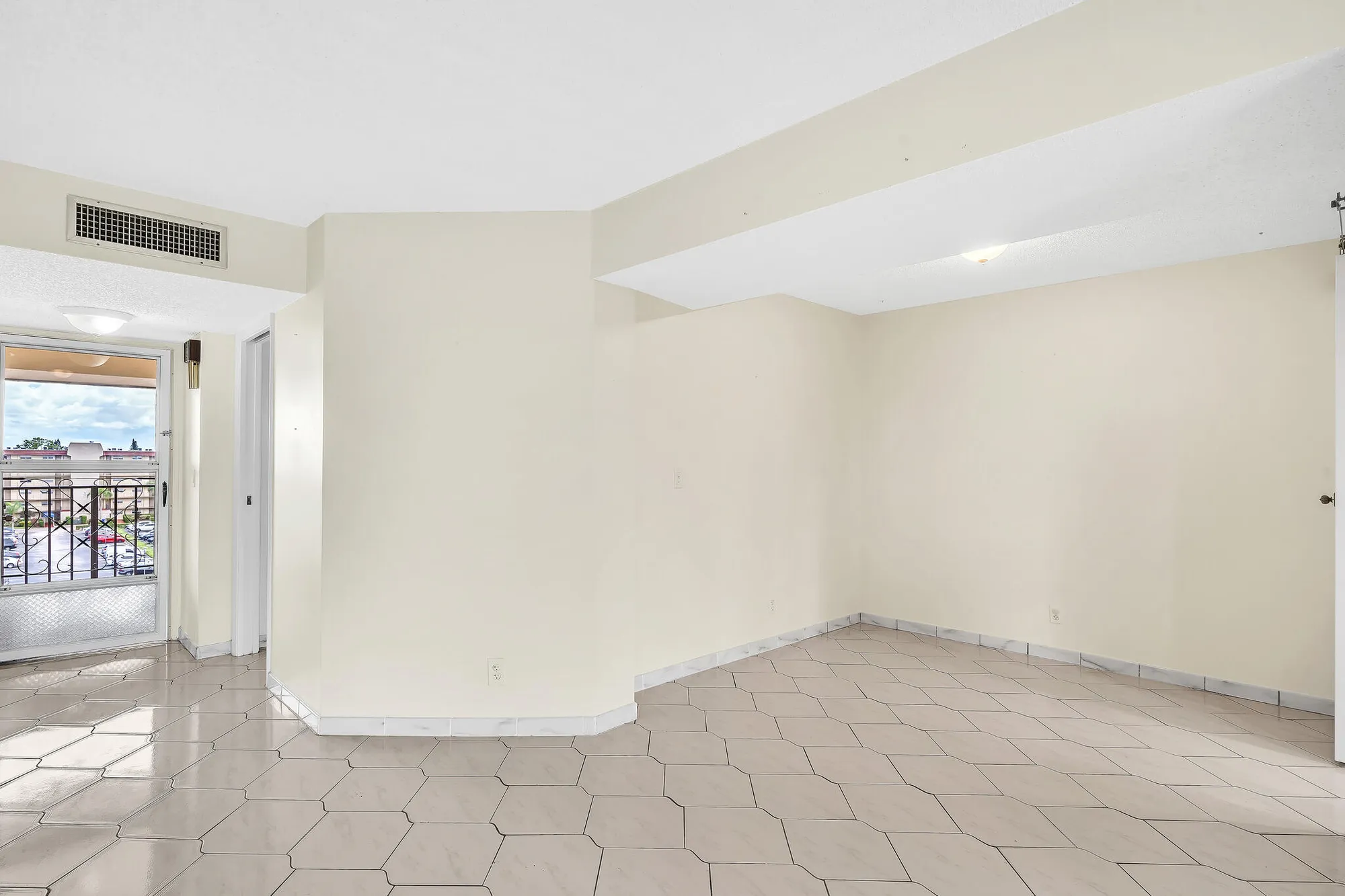 Property Slideshow image 16 of 59 | 3524 via poinciana apt 604, Lake Worth, FL, 33467