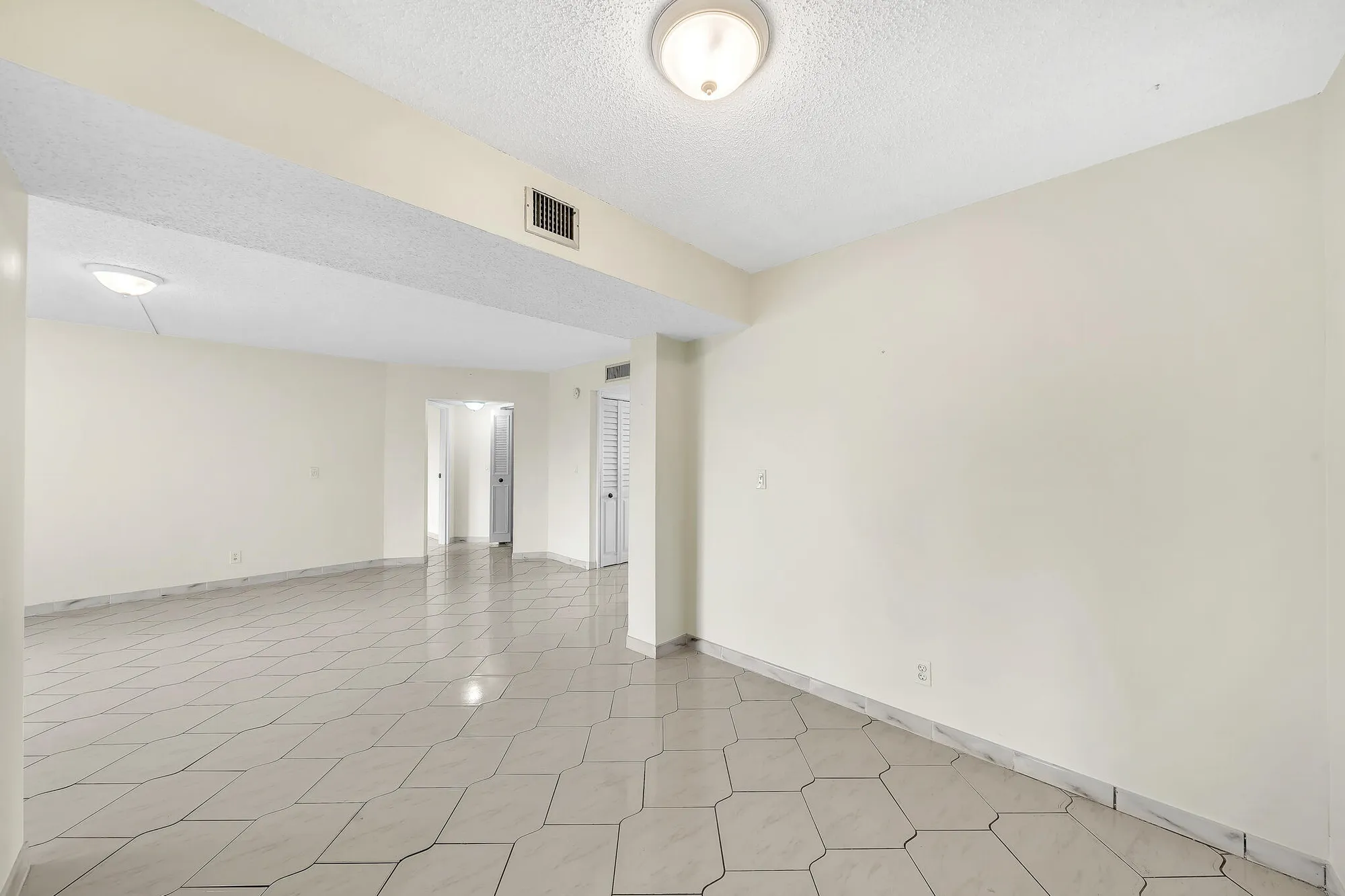 Property Slideshow image 23 of 59 | 3524 via poinciana apt 604, Lake Worth, FL, 33467