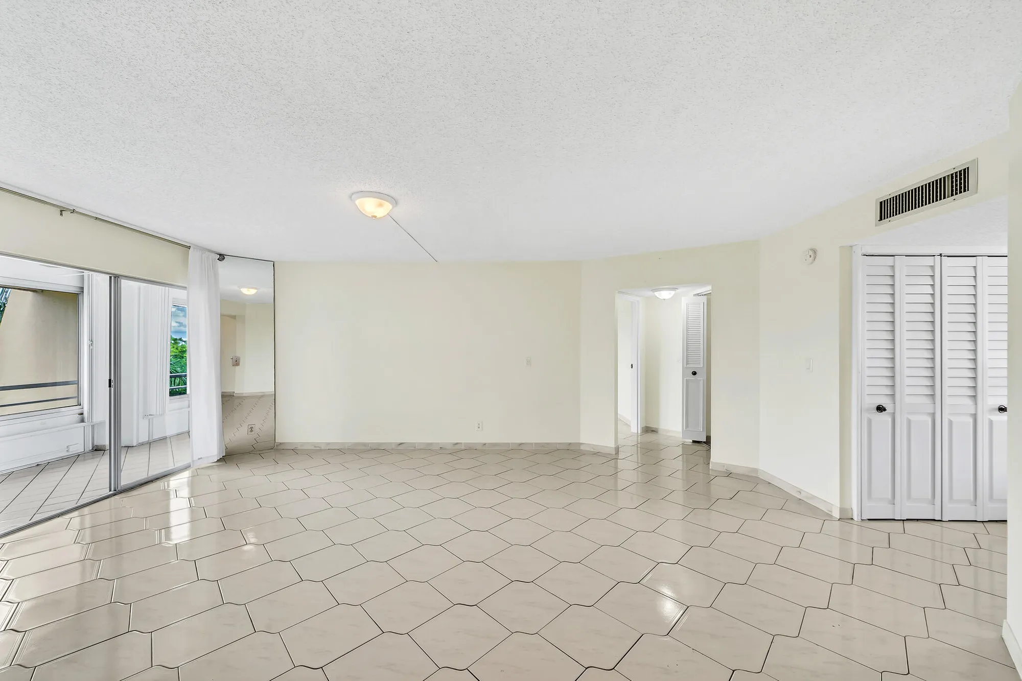 Property Slideshow image 24 of 59 | 3524 via poinciana apt 604, Lake Worth, FL, 33467