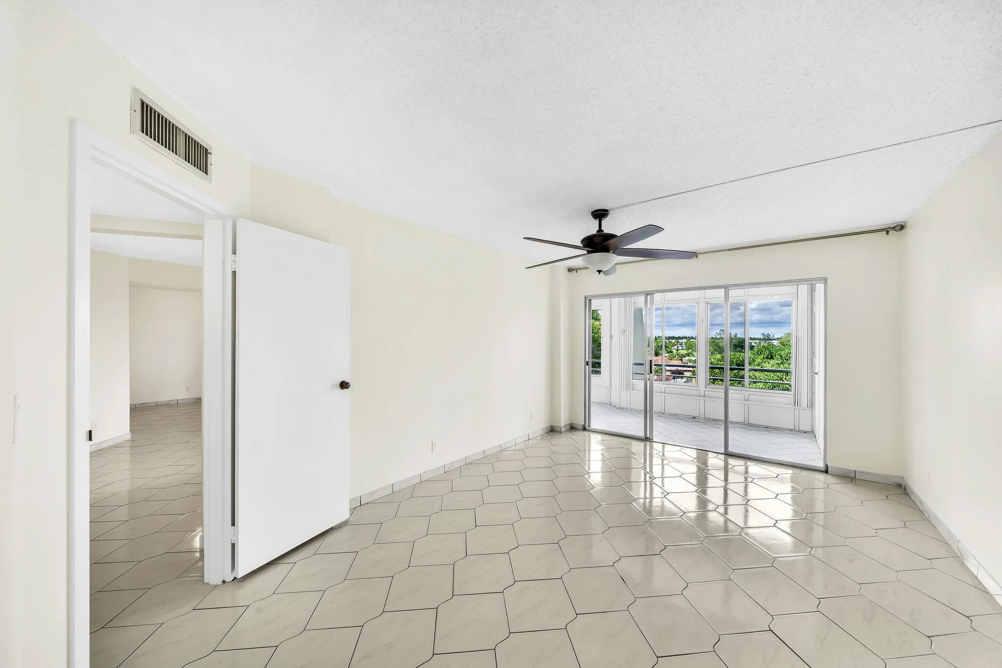 Property Slideshow image 40 of 59 | 3524 via poinciana apt 604, Lake Worth, FL, 33467