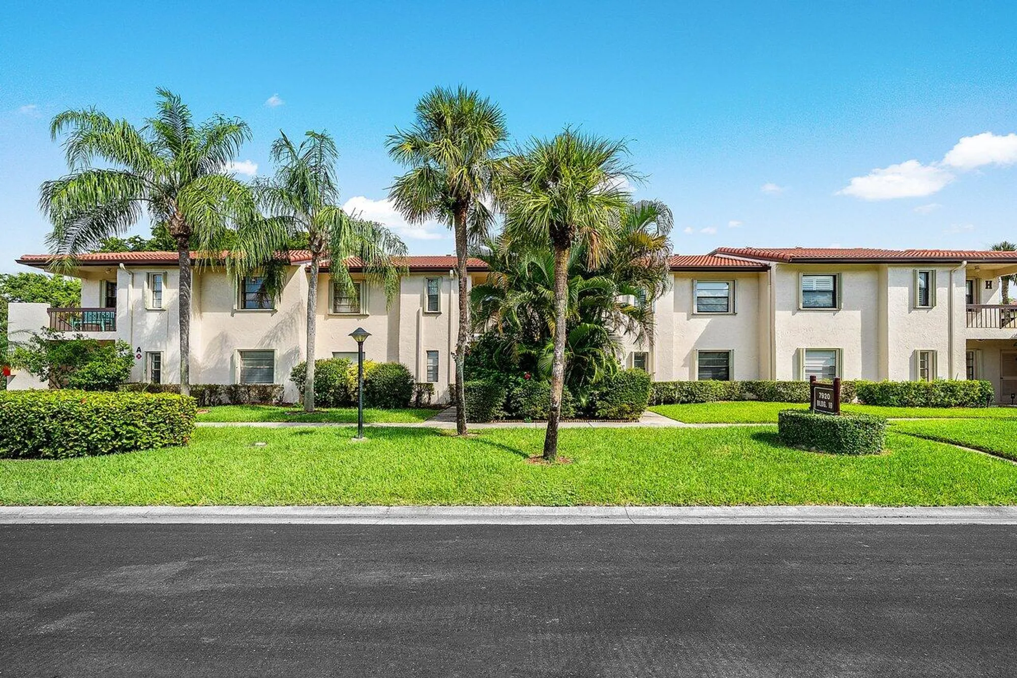 Property Slideshow image 2 of 40 | 7920 eastlake dr apt 19b, Boca Raton, FL, 33433