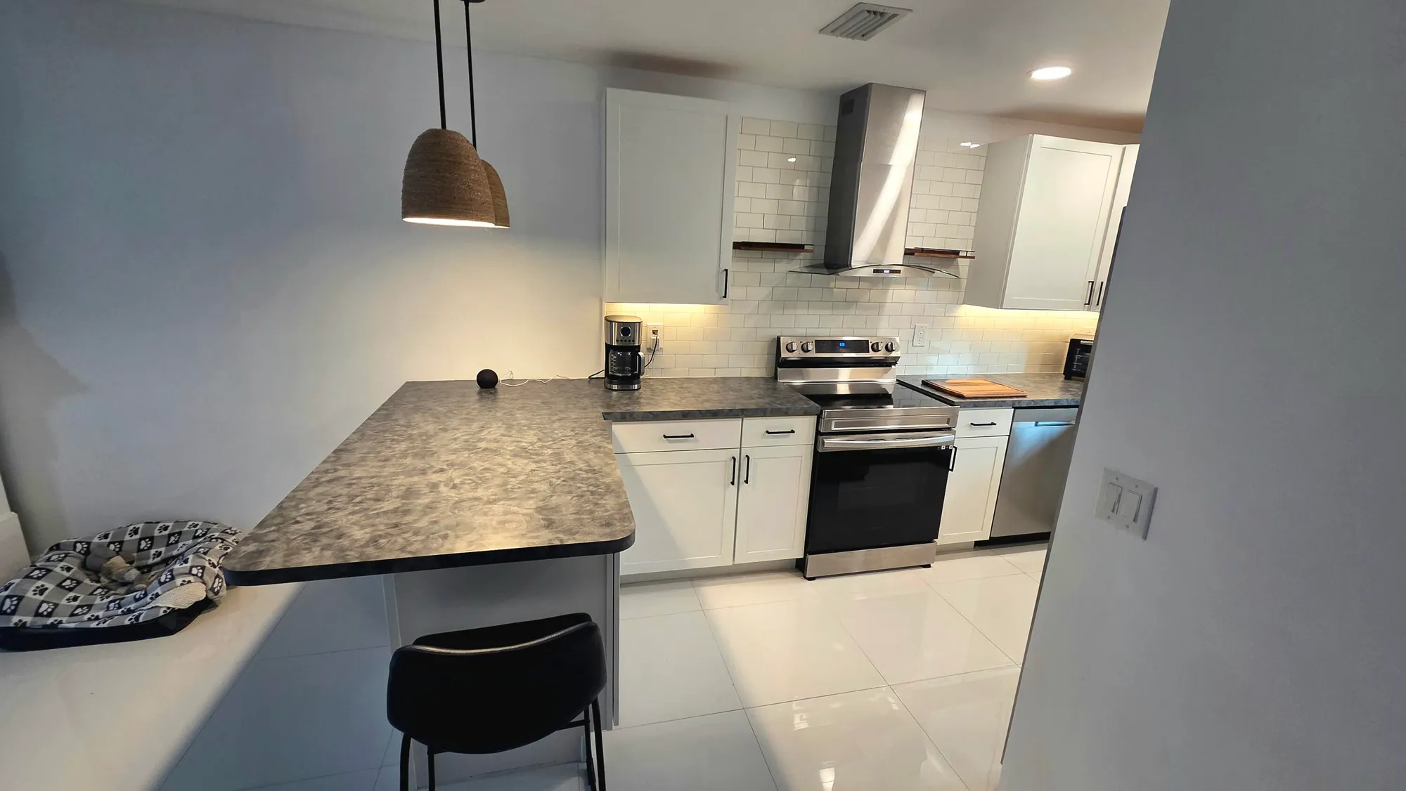 Property Slideshow image 4 of 26 | 2568 dudley dr g, West Palm Beach, FL, 33415