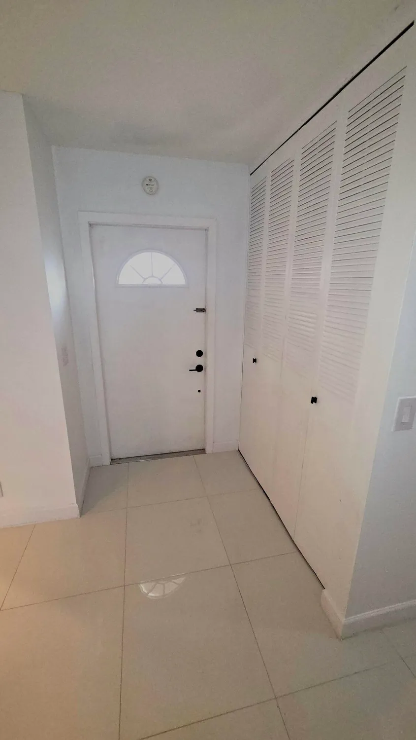 Property Slideshow image 18 of 26 | 2568 dudley dr g, West Palm Beach, FL, 33415