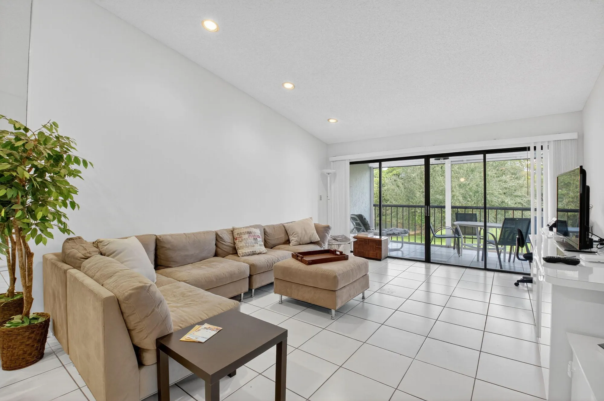 Property Slideshow image 6 of 28 | 5055 oak hill ln 222, Delray Beach, FL, 33484