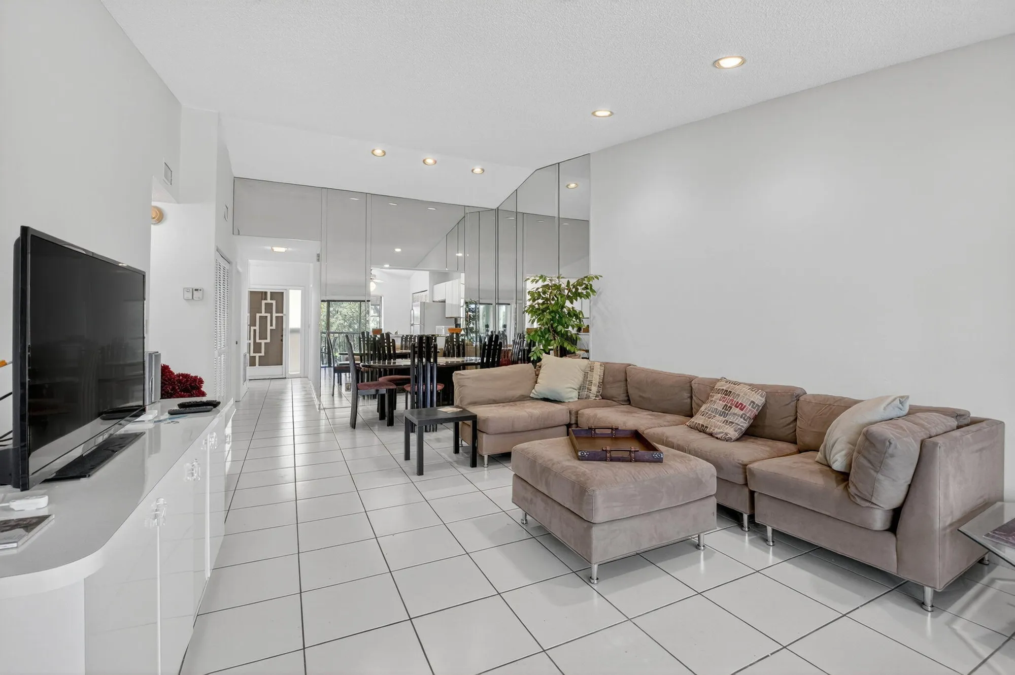 Property Slideshow image 8 of 28 | 5055 oak hill ln 222, Delray Beach, FL, 33484