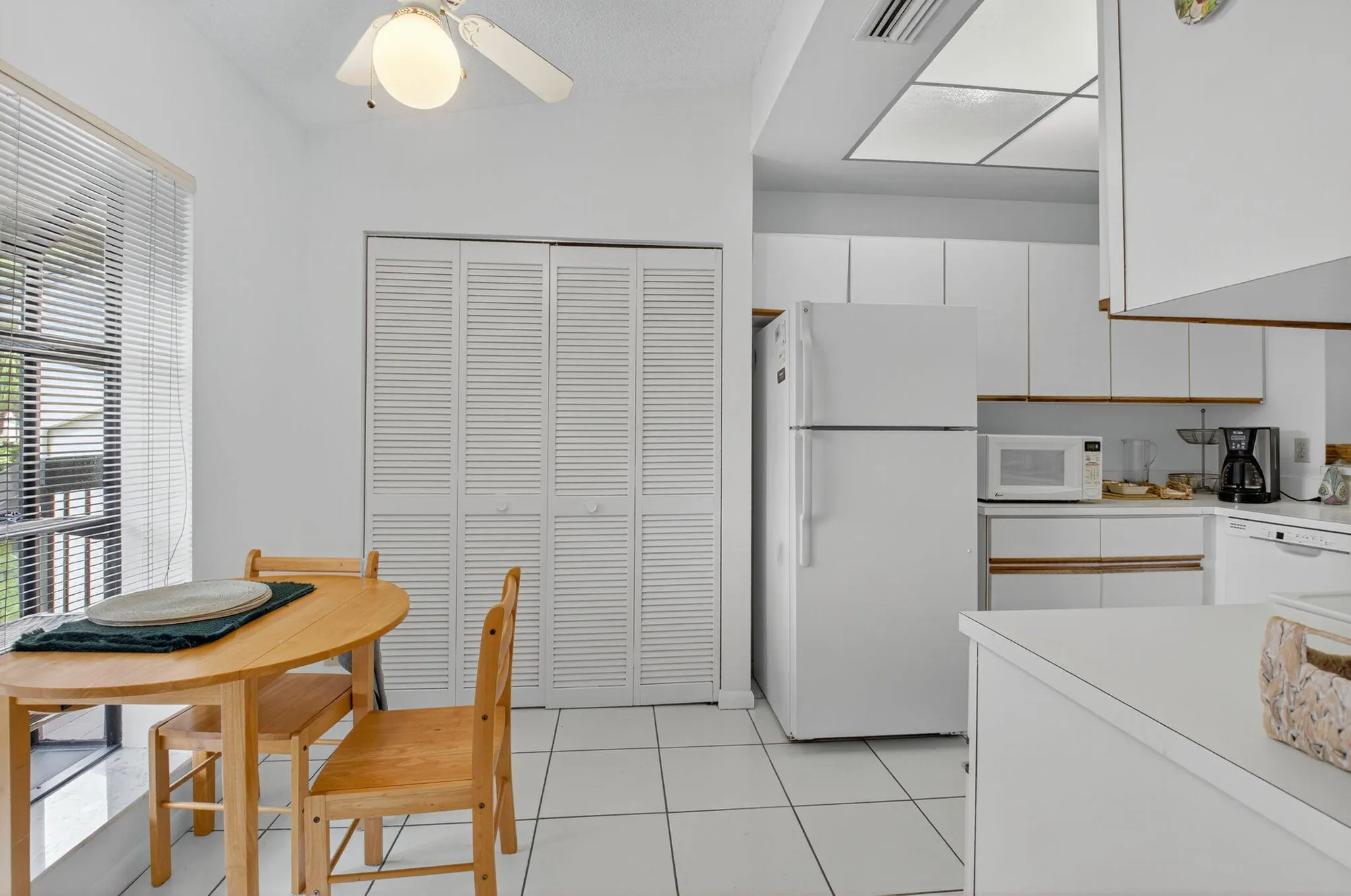 Property Slideshow image 9 of 28 | 5055 oak hill ln 222, Delray Beach, FL, 33484