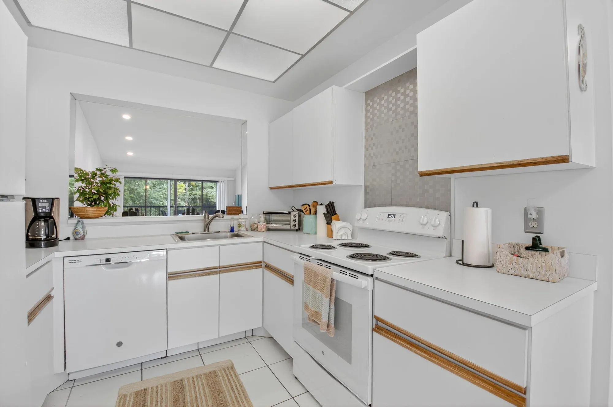 Property Slideshow image 12 of 28 | 5055 oak hill ln 222, Delray Beach, FL, 33484