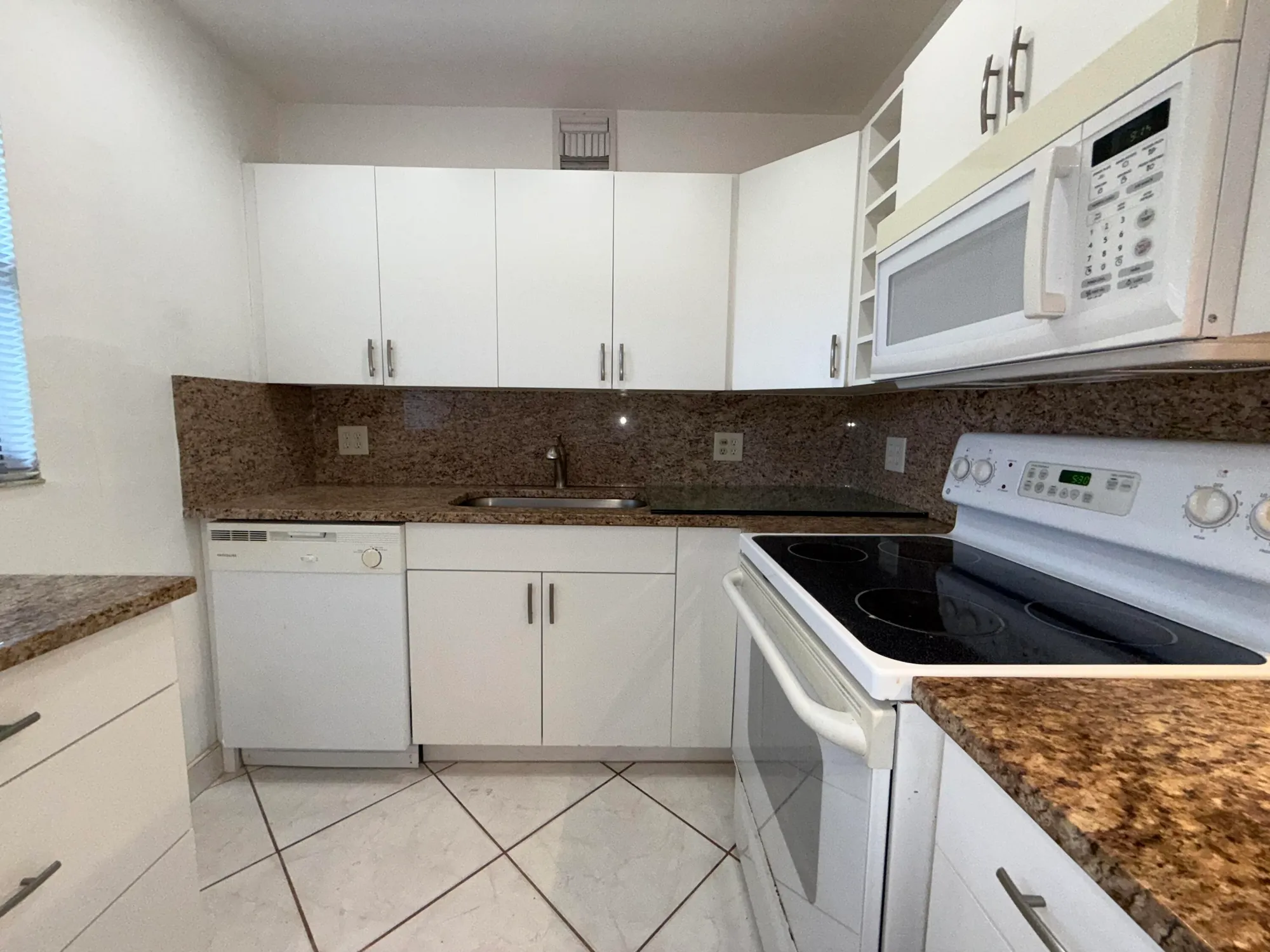 Property Slideshow image 10 of 15 | 225 seville j, Delray Beach, FL, 33446