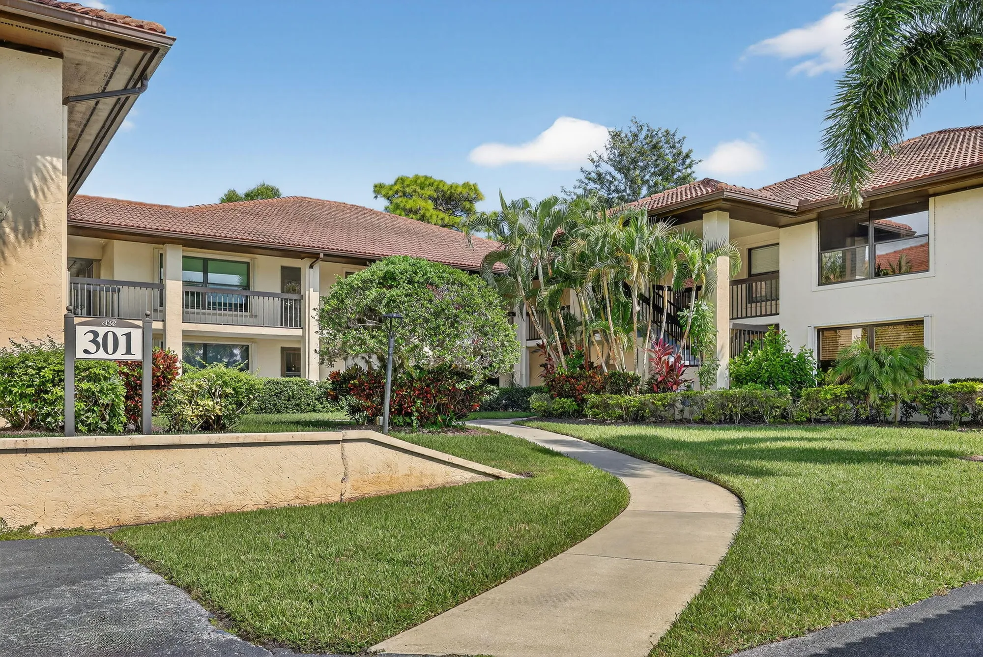Property Slideshow image 2 of 35 | 301 sw south river dr 204, Stuart, FL, 34997