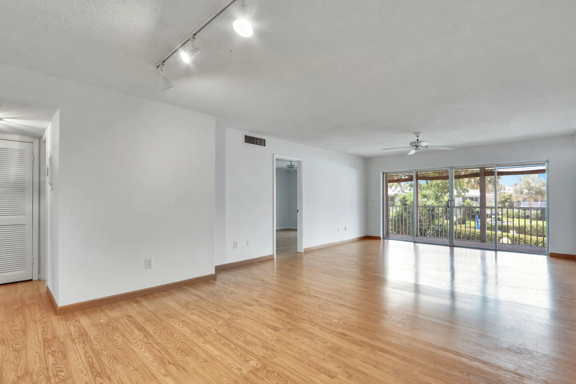 Property Slideshow image 8 of 32 | 1852 sw palm city rd 202, Stuart, FL, 34994