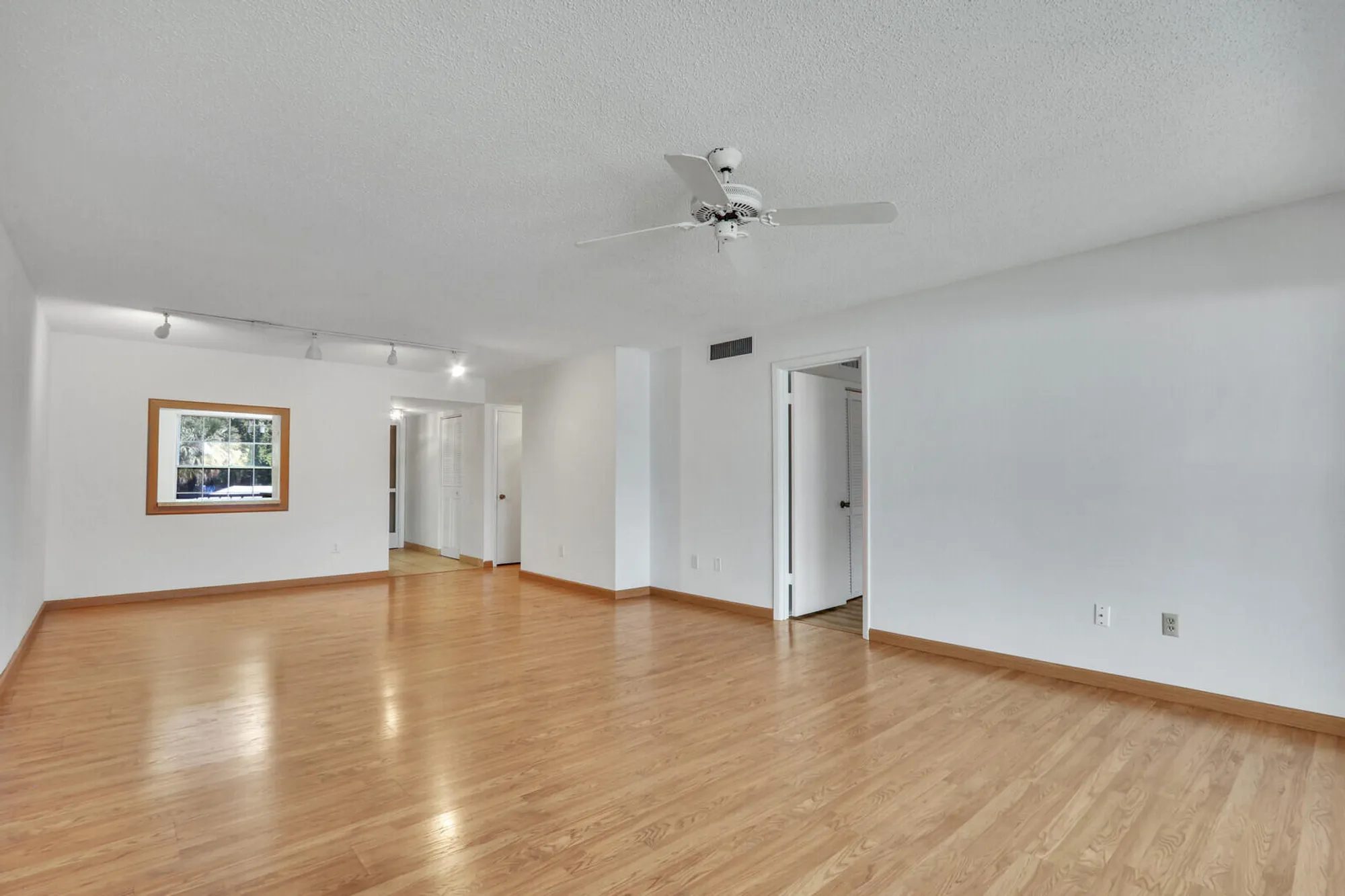 Property Slideshow image 11 of 32 | 1852 sw palm city rd 202, Stuart, FL, 34994
