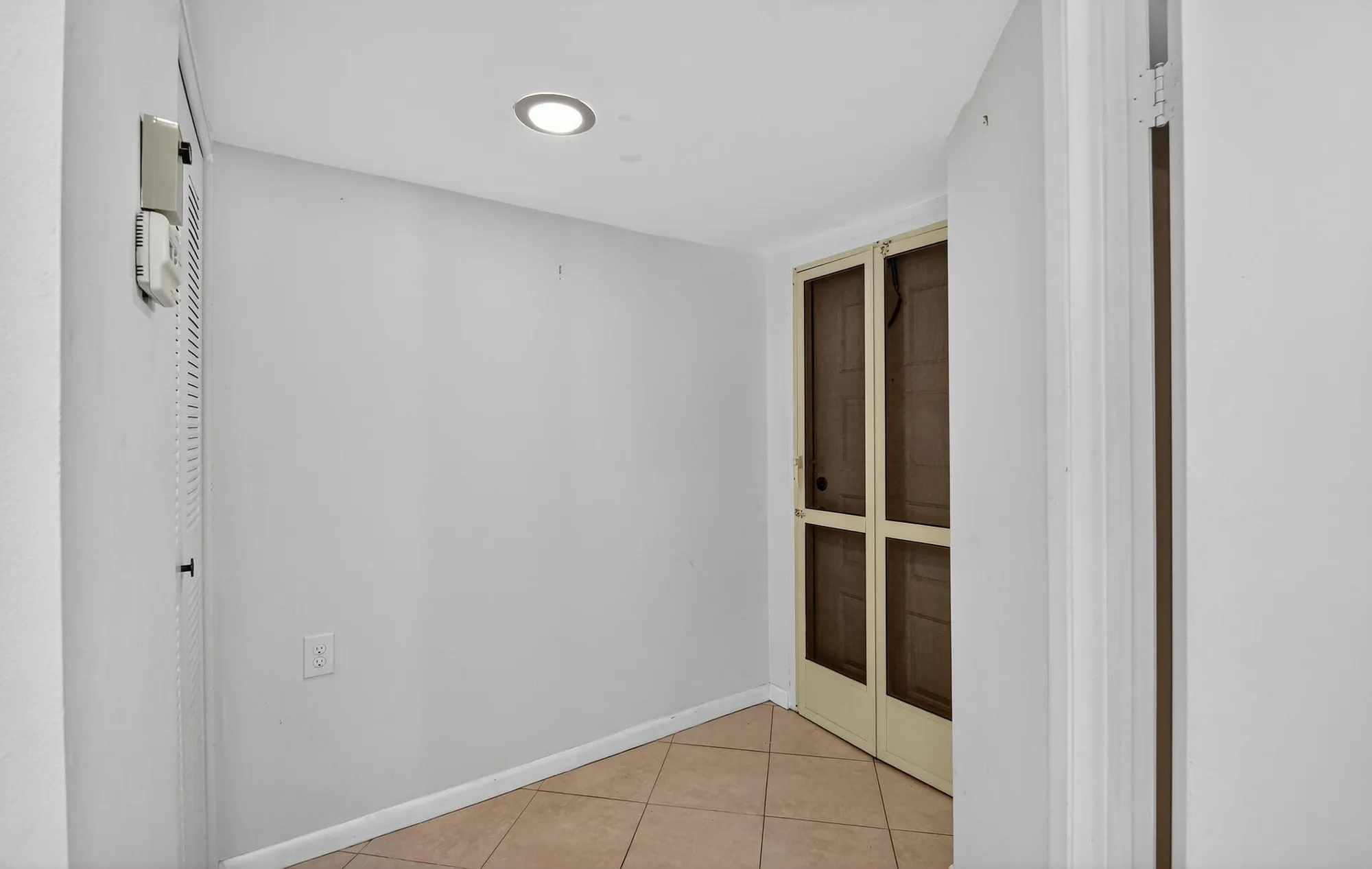 Property Slideshow image 5 of 54 | 5040 rose hill dr apt 206, Boynton Beach, FL, 33437