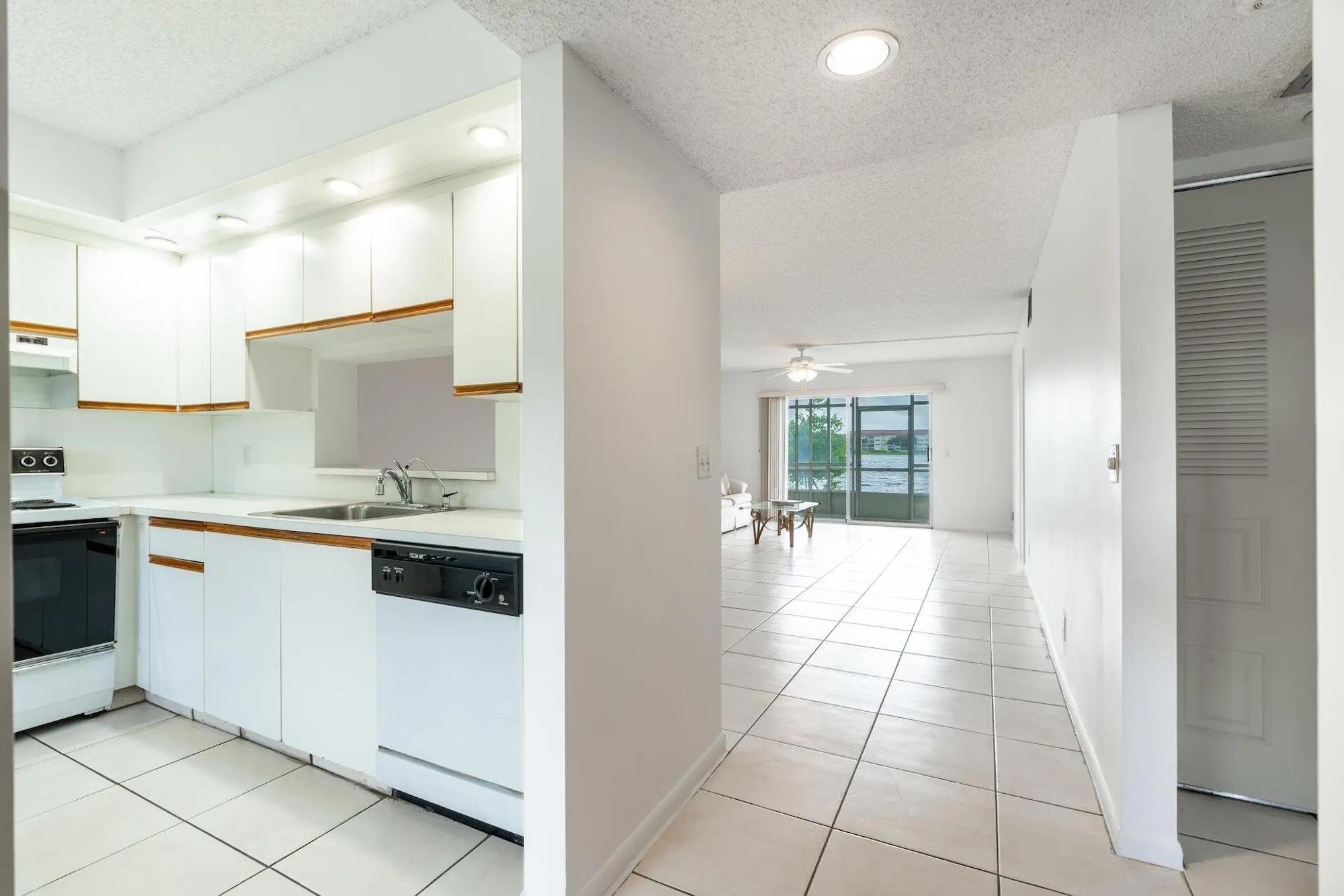 Property Slideshow image 12 of 54 | 1501 sw 134th way 105d, Pembroke Pines, FL, 33027
