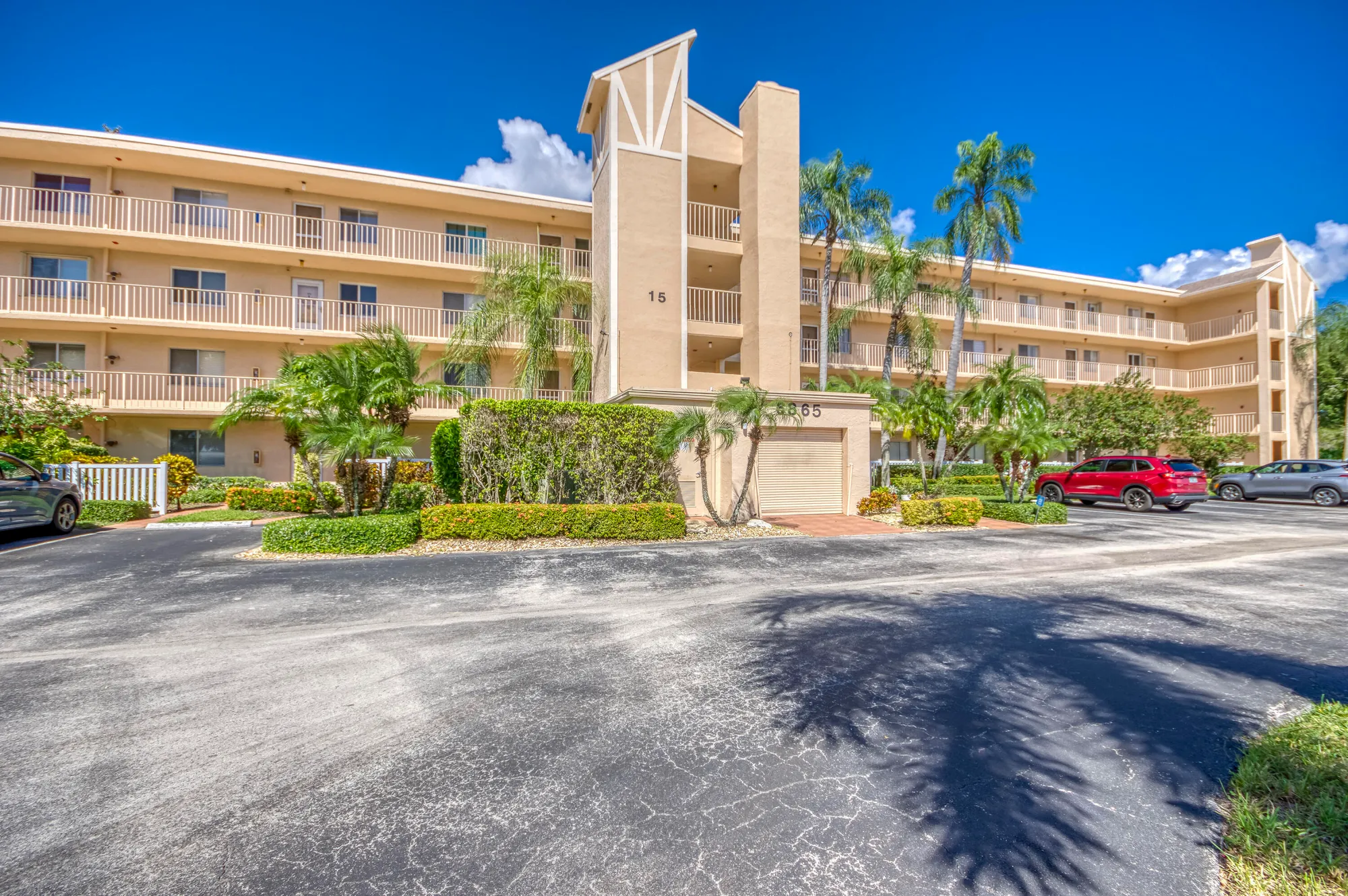 Property Slideshow image 2 of 39 | 6865 huntington ln apt 105, Delray Beach, FL, 33446