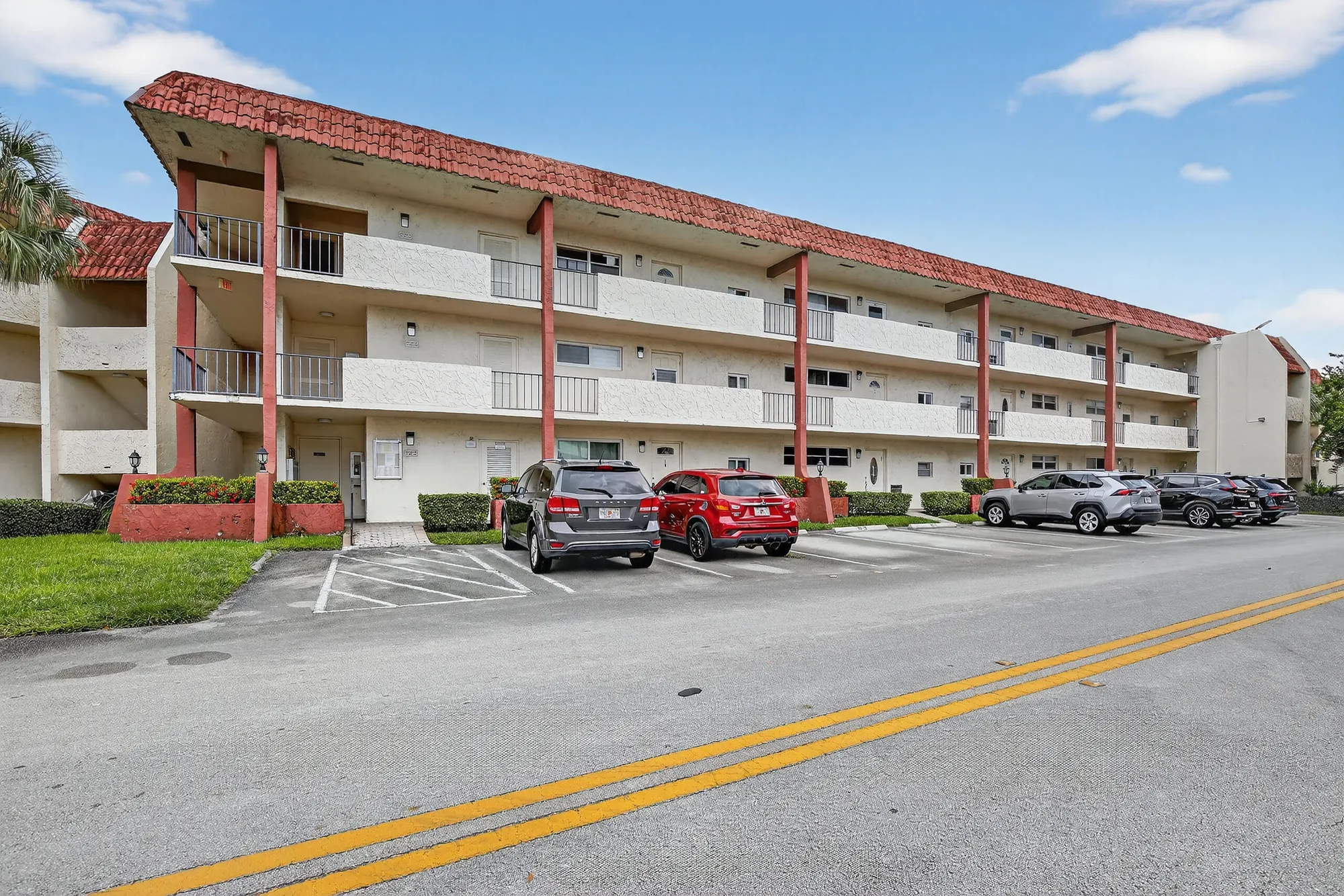 Property Slideshow image 2 of 47 | 411 s hollybrook dr 104, Pembroke Pines, FL, 33025