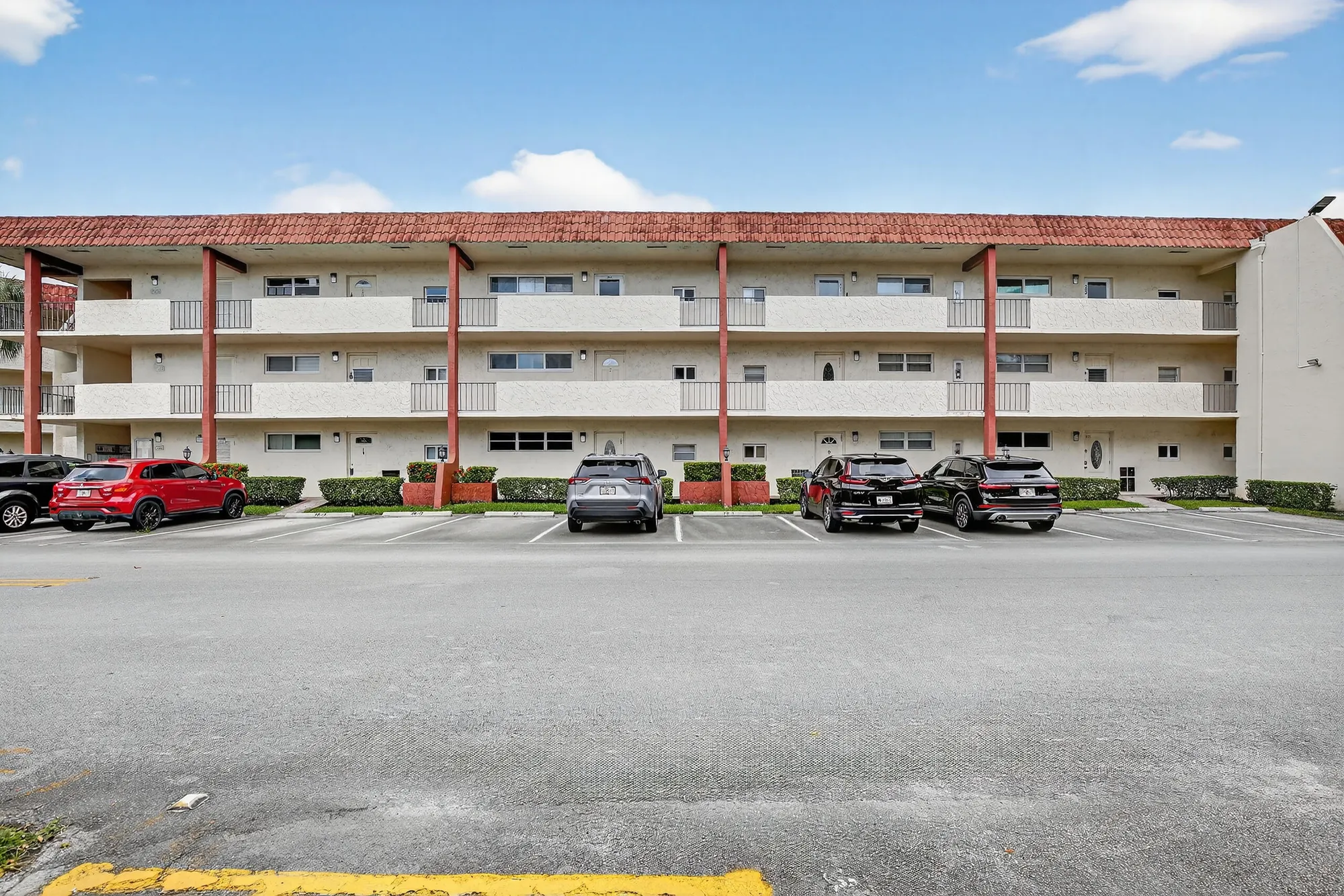 Property Slideshow image 3 of 47 | 411 s hollybrook dr 104, Pembroke Pines, FL, 33025