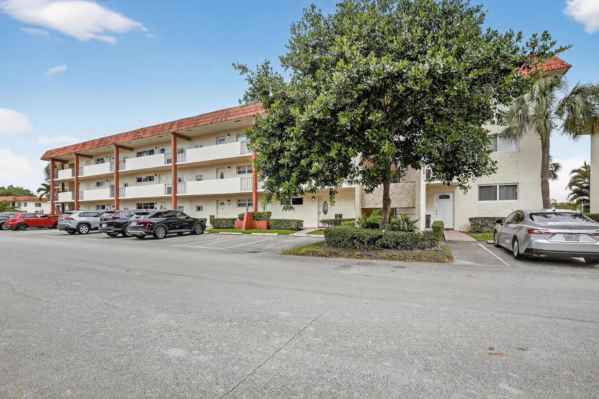 Property Slideshow image 4 of 47 | 411 s hollybrook dr 104, Pembroke Pines, FL, 33025
