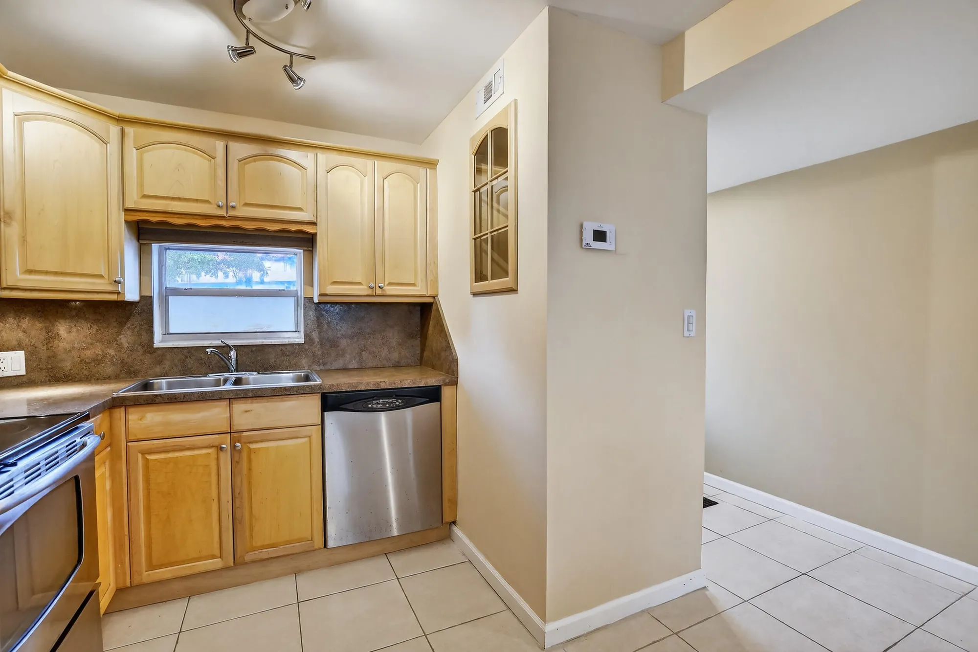 Property Slideshow image 9 of 47 | 411 s hollybrook dr 104, Pembroke Pines, FL, 33025