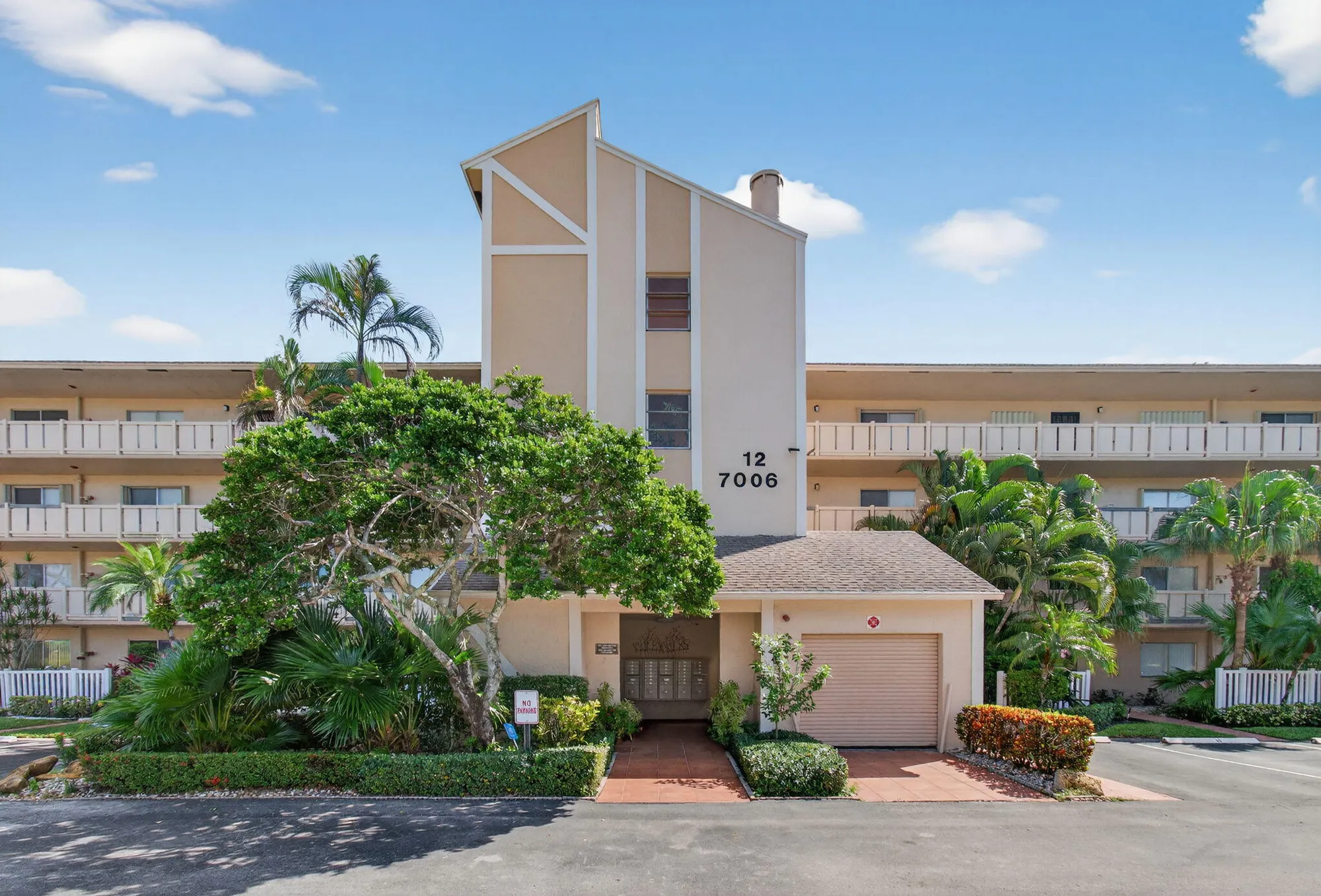 Property Slideshow image 4 of 82 | 7006 huntington ln apt 306, Delray Beach, FL, 33446