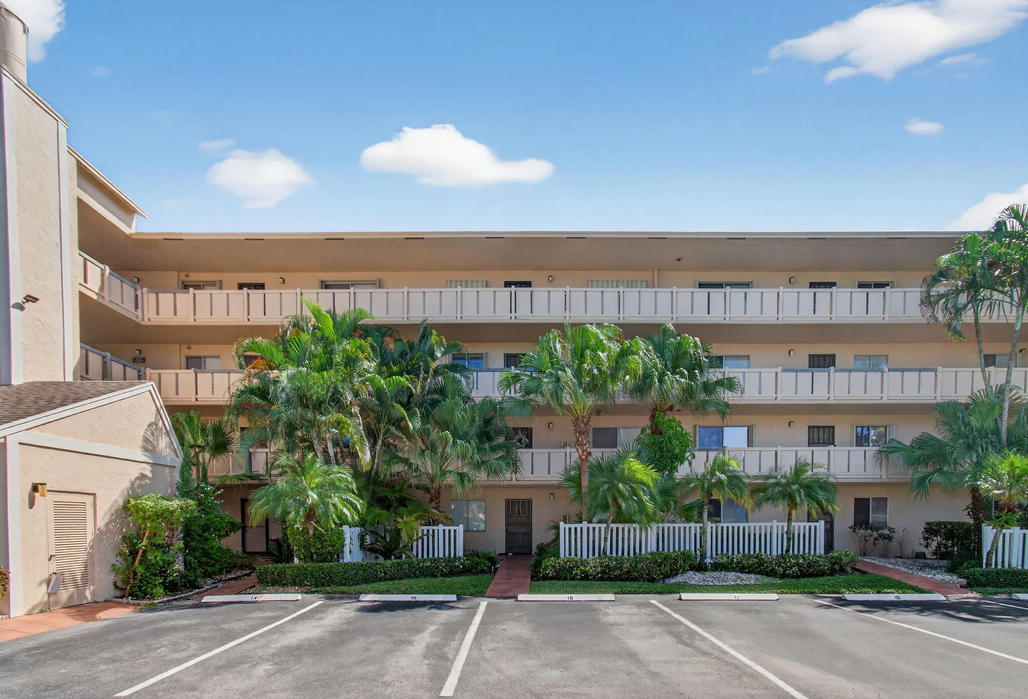 Property Slideshow image 8 of 82 | 7006 huntington ln apt 306, Delray Beach, FL, 33446