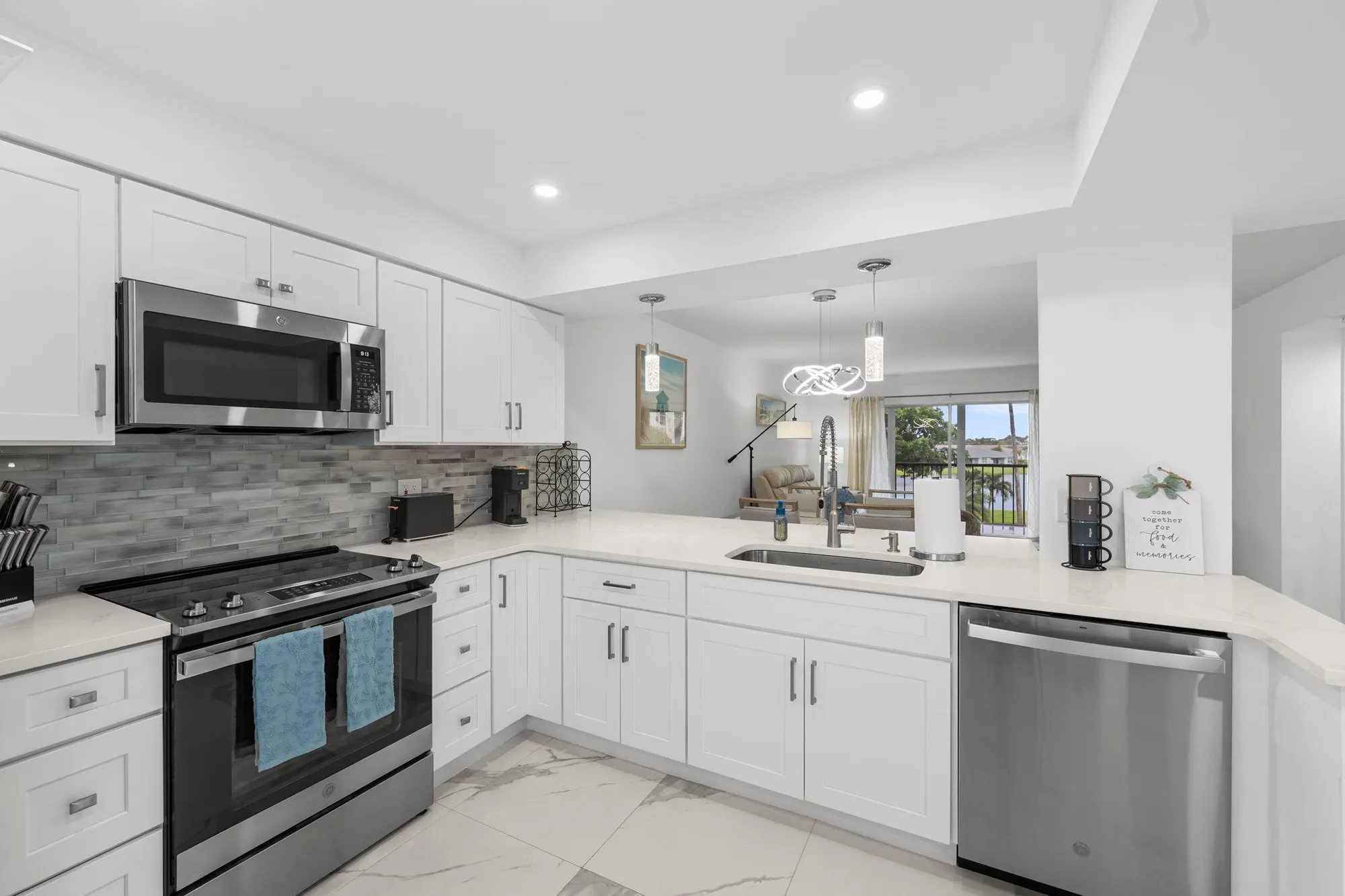 Property Slideshow image 2 of 42 | 6936 huntington ln 302, Delray Beach, FL, 33446