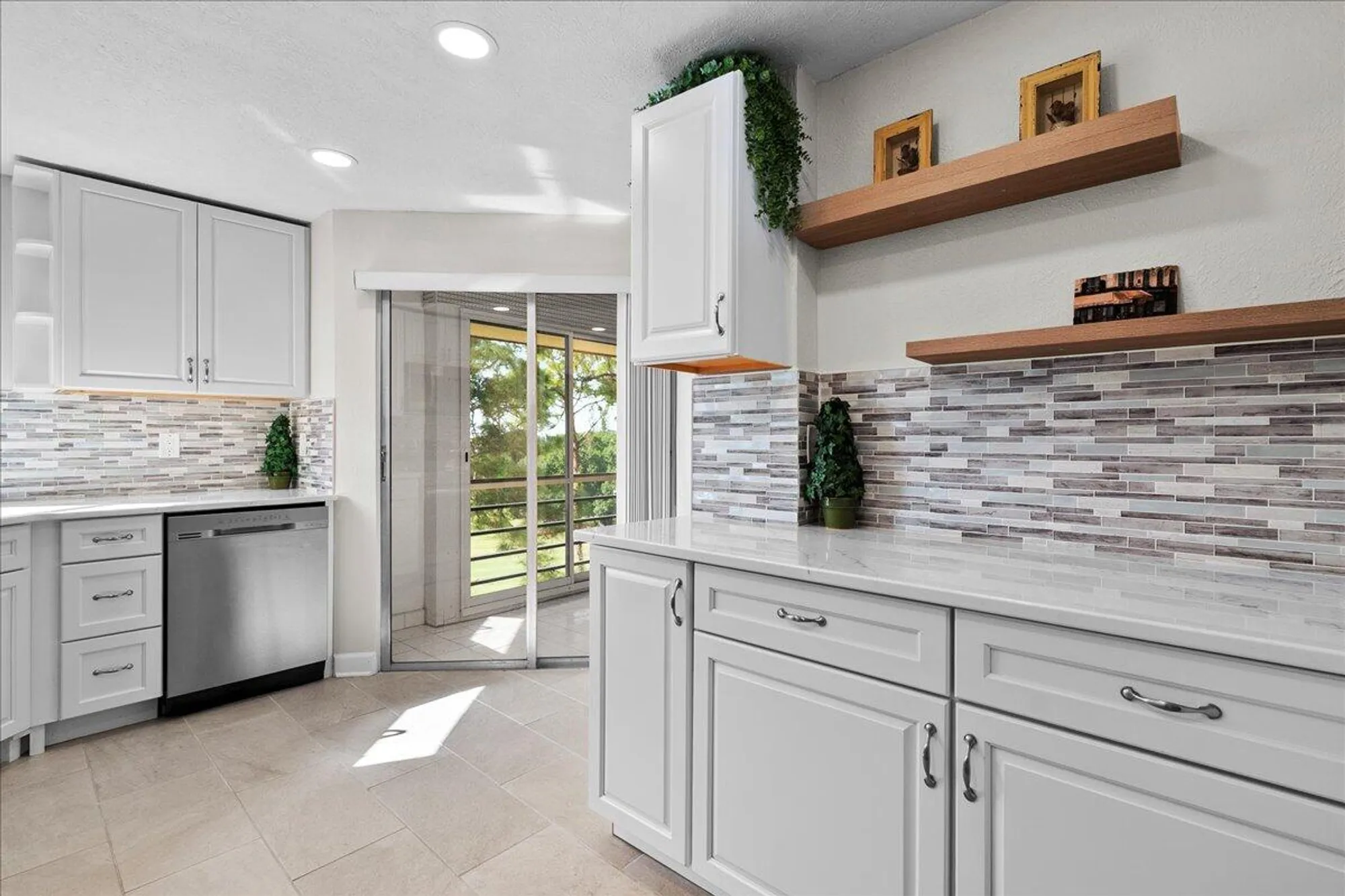 Property Slideshow image 11 of 46 | 3755 via poinciana apt 611, Lake Worth, FL, 33467
