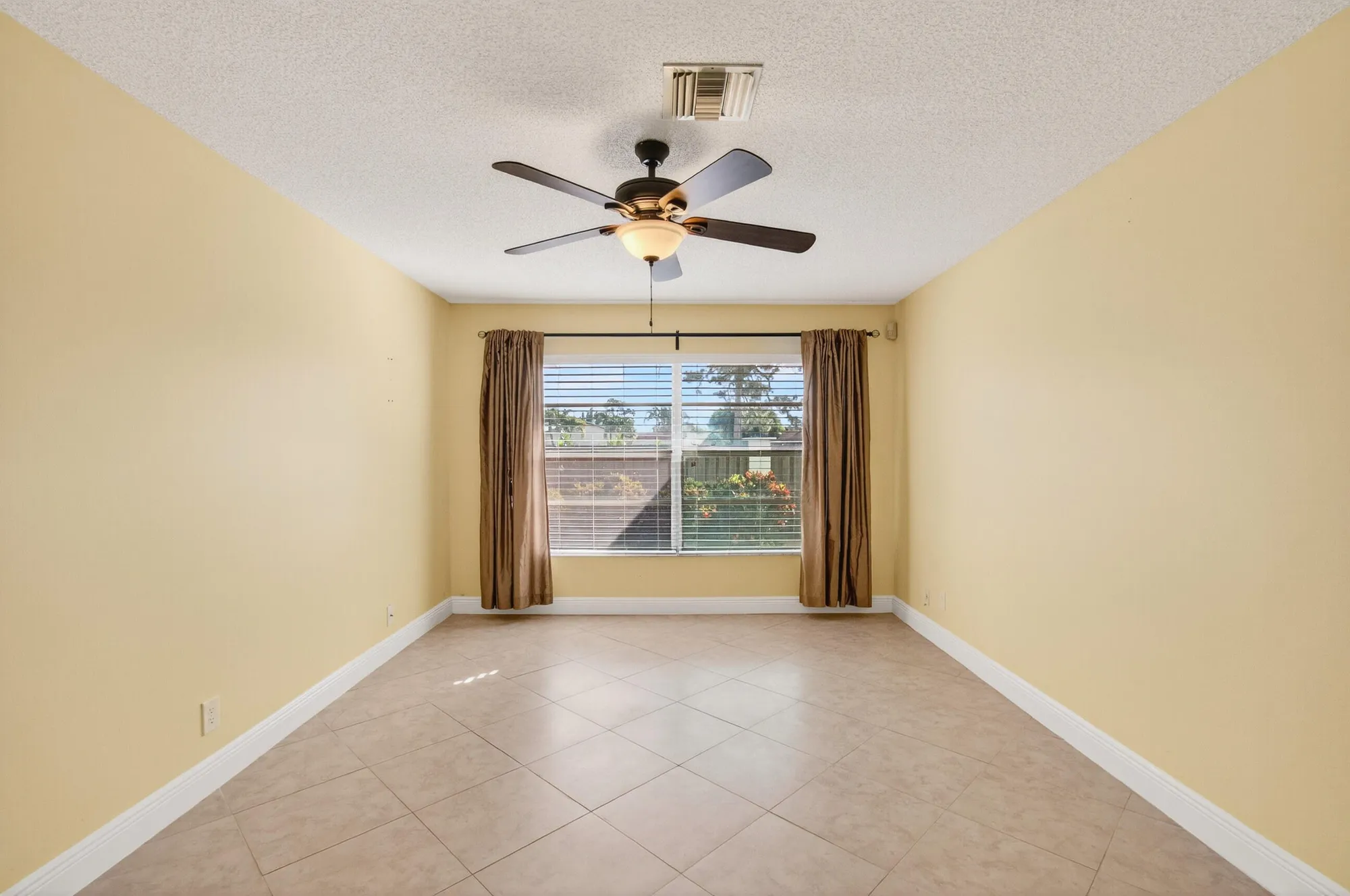 Property Slideshow image 26 of 40 | 4330 lucerne villas ln, Lake Worth, FL, 33467