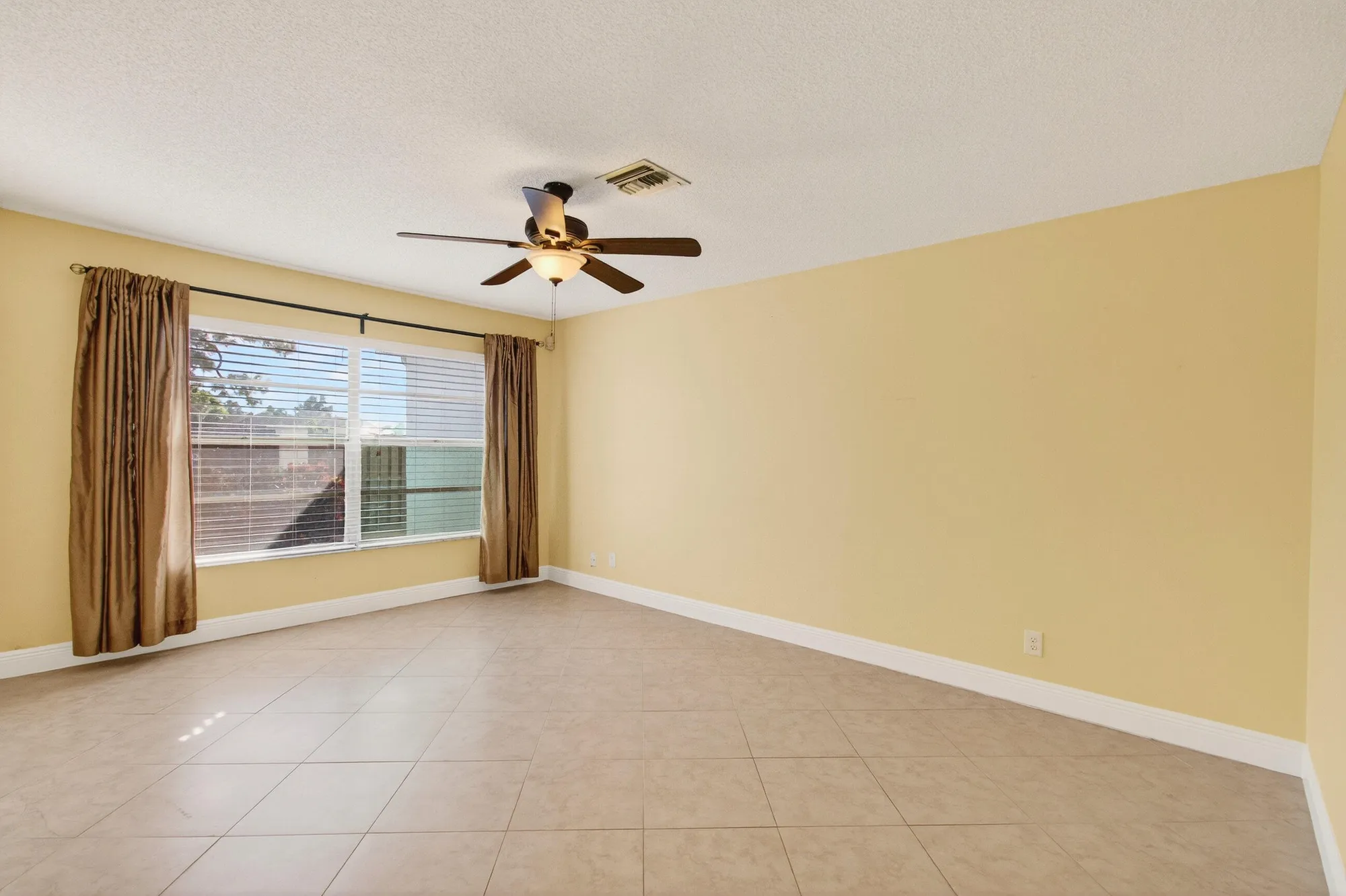 Property Slideshow image 27 of 40 | 4330 lucerne villas ln, Lake Worth, FL, 33467