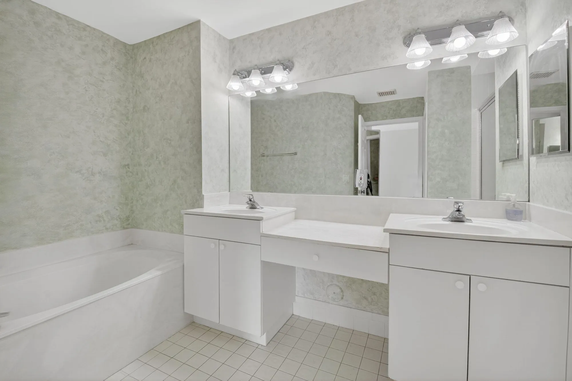 Property Slideshow image 14 of 42 | 7660 springwater pl 102, Boynton Beach, FL, 33437