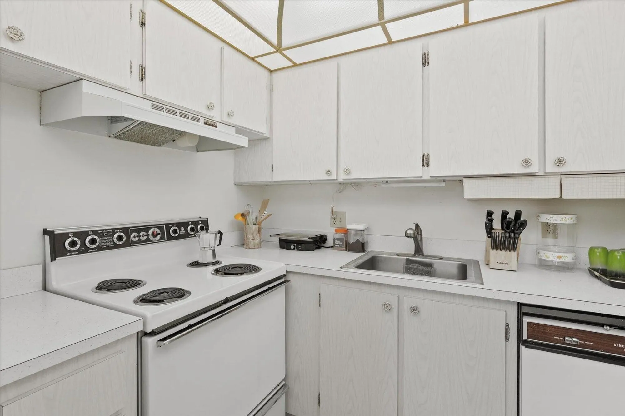 Property Slideshow image 9 of 13 | 3300 springdale blvd 202, Palm Springs, FL, 33461