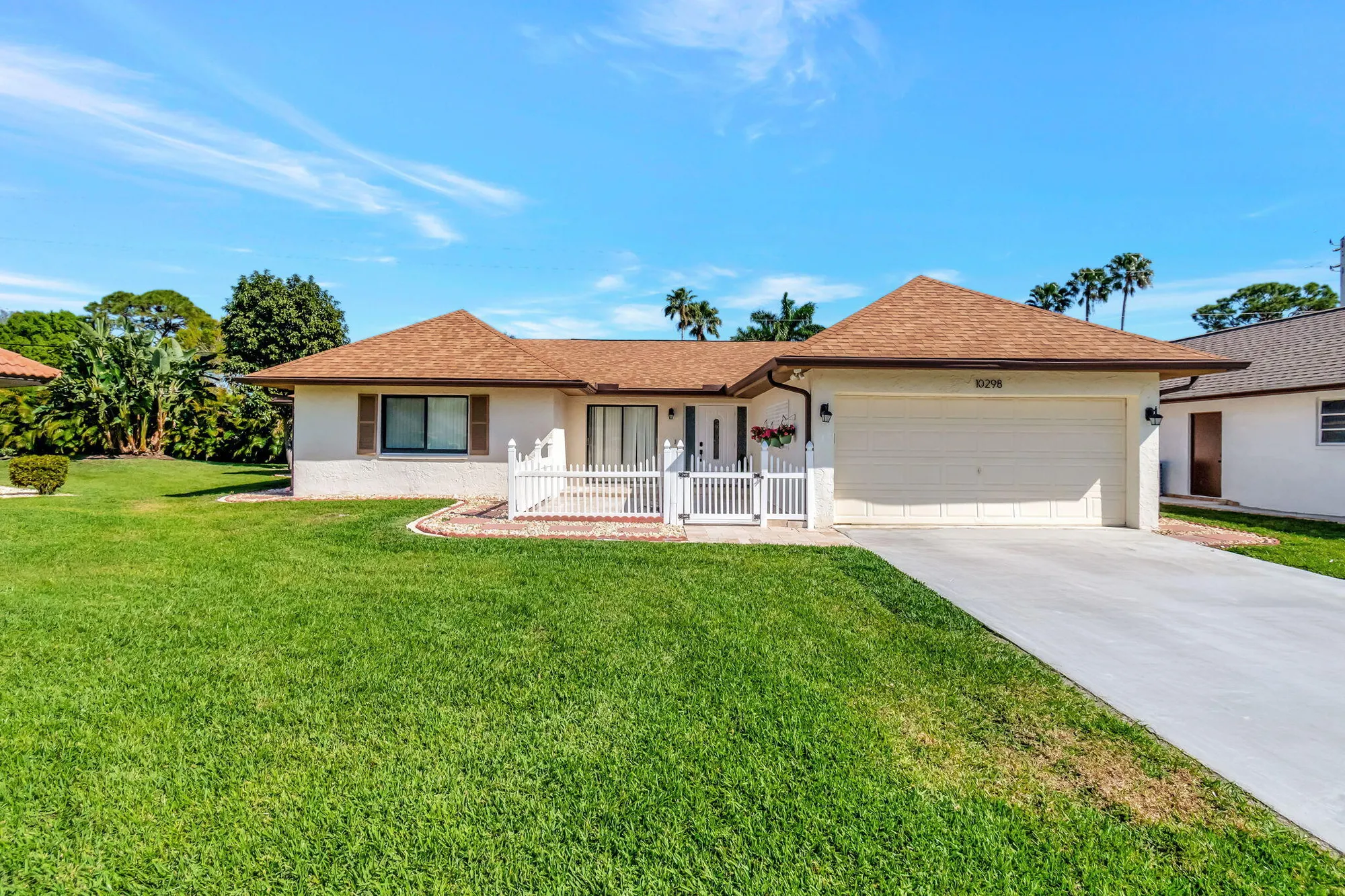 Property Slideshow image 21 of 49 | 10298 greentrail dr, Boynton Beach, FL, 33436