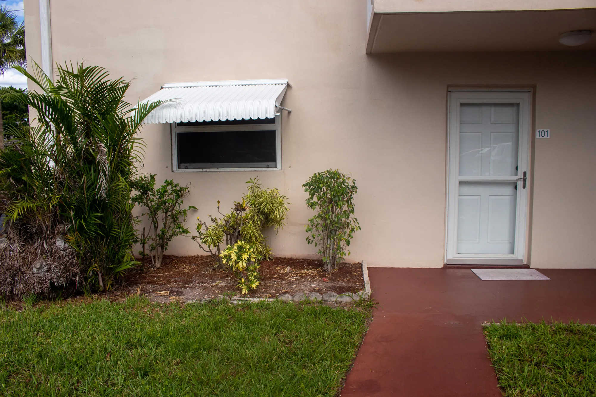 Property Slideshow image 2 of 15 | 2687 garden dr 101, Lake Worth, FL, 33461