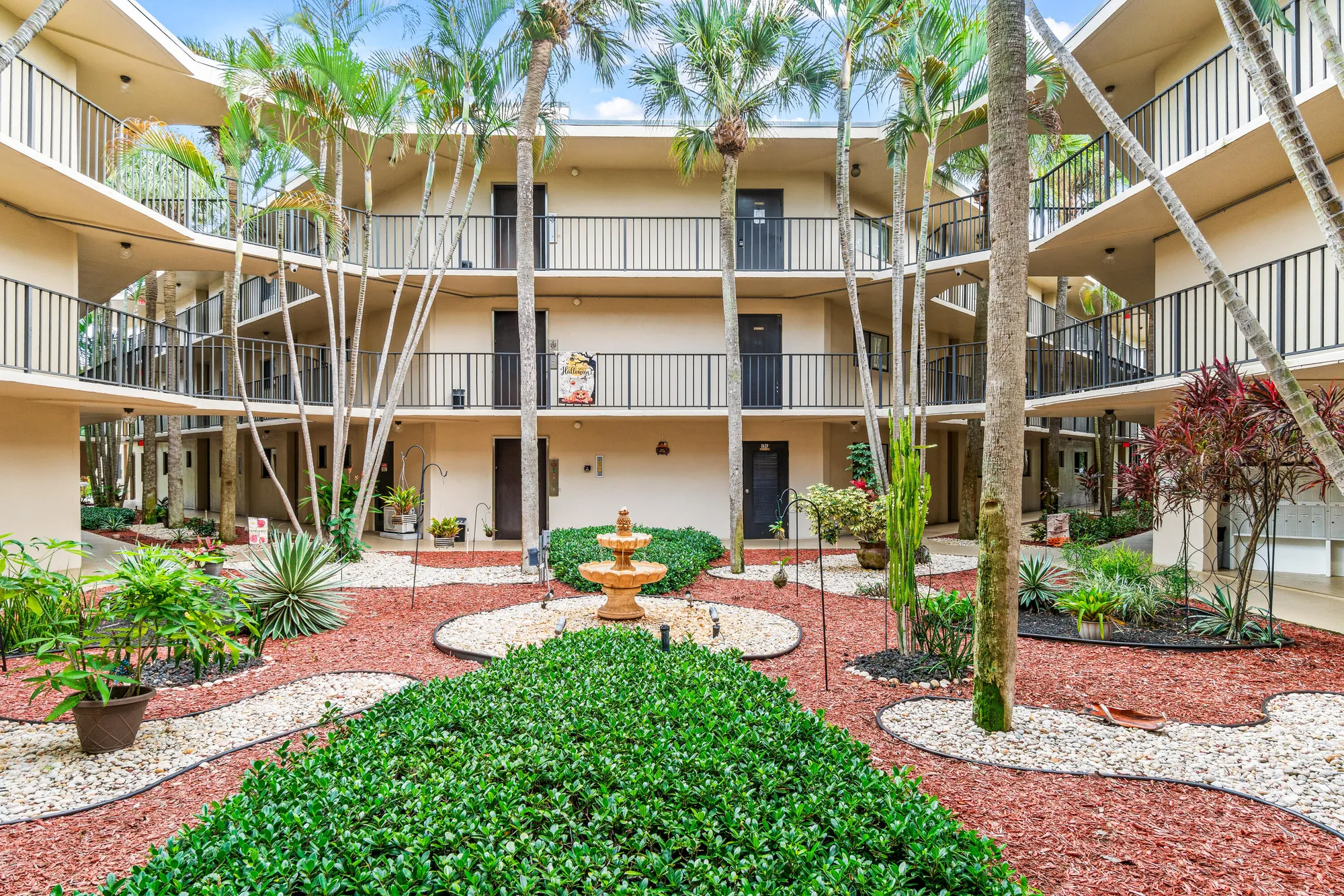 Property Slideshow image 5 of 30 | 5370 las verdes cir apt 209, Delray Beach, FL, 33484