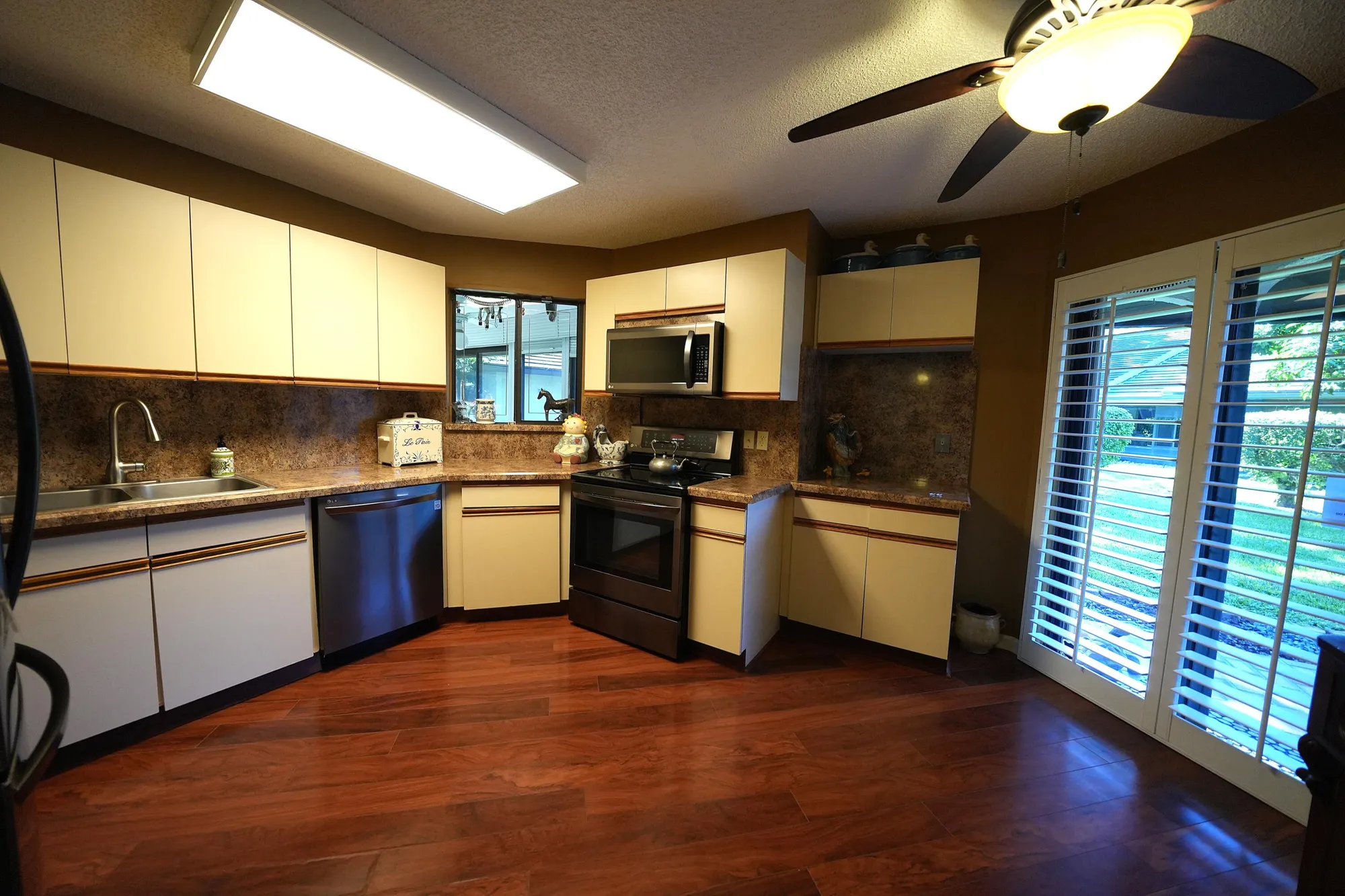 Property Slideshow image 17 of 30 | 10084 cherrywood pl, Boynton Beach, FL, 33437