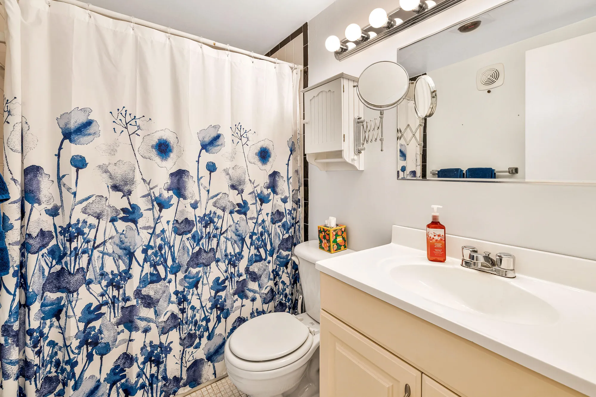 Property Slideshow image 9 of 25 | 2542 s federal hwy apt 17, Boynton Beach, FL, 33435