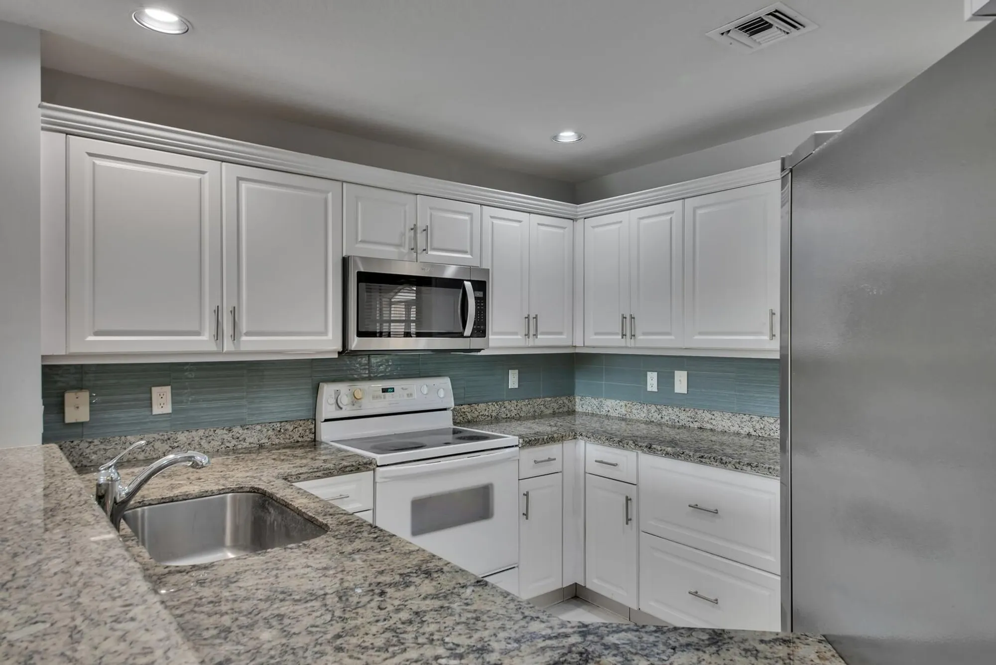 Property Slideshow image 10 of 39 | 12438 crystal pointe dr unit 102, Boynton Beach, FL, 33437