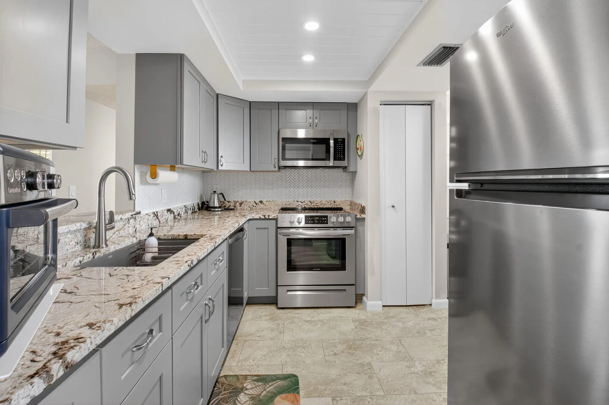 Property Slideshow image 5 of 52 | 10 willowbrook ln 204, Delray Beach, FL, 33446