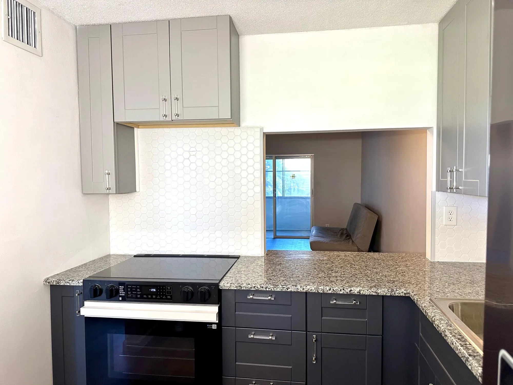 Property Slideshow image 3 of 17 | 2811 garden dr 101, Lake Worth, FL, 33461