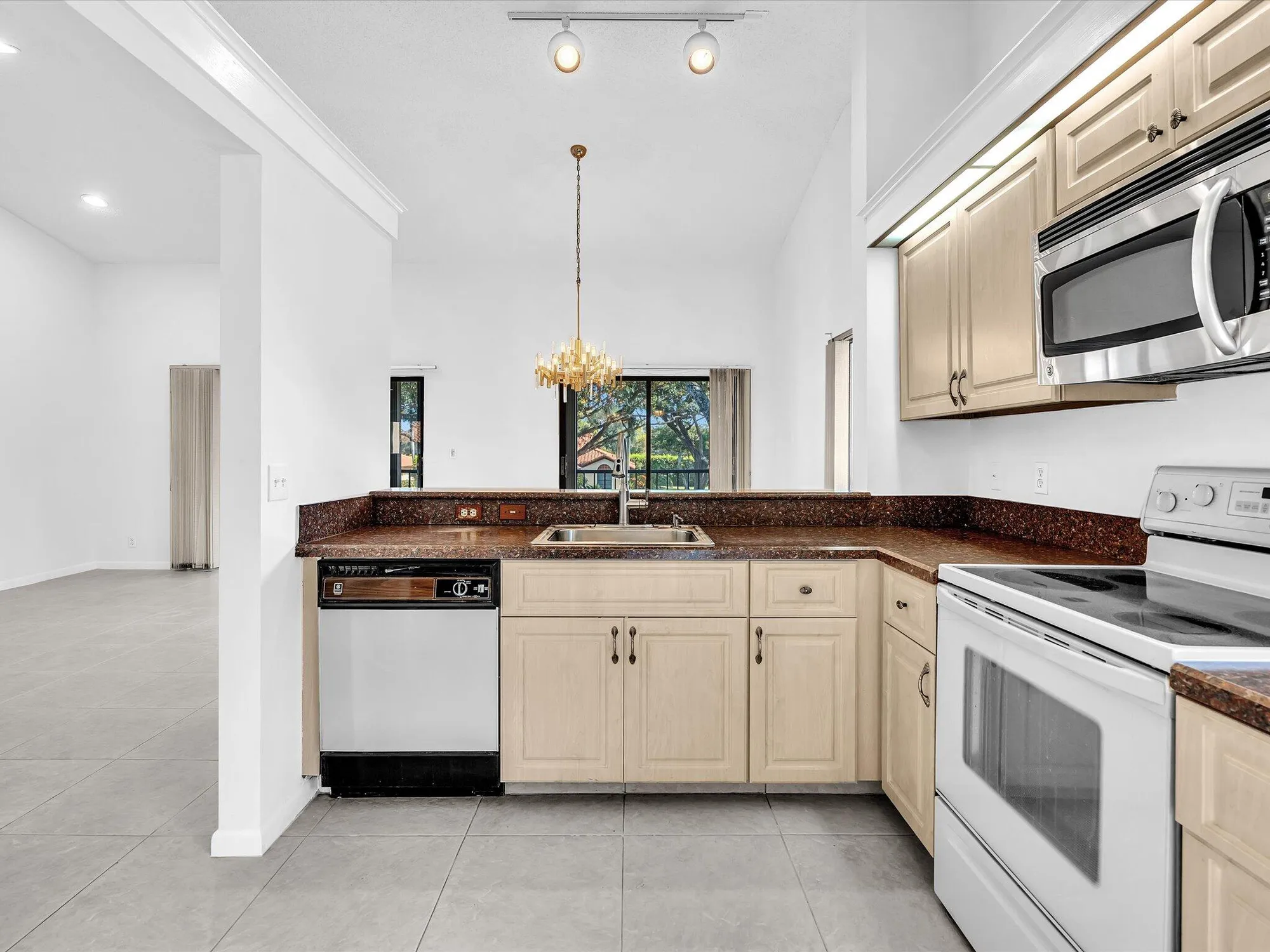 Property Slideshow image 6 of 57 | 10694 ocean palm way 202, Boynton Beach, FL, 33437