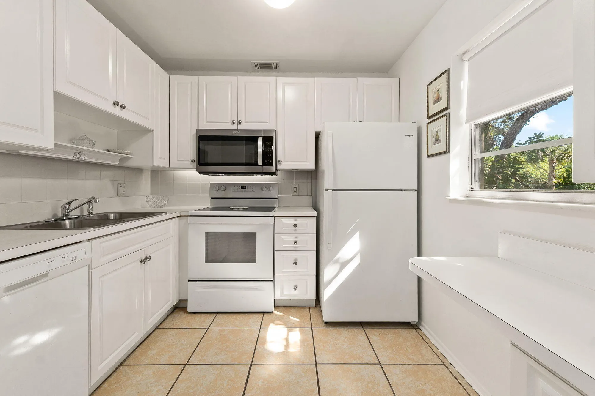 Property Slideshow image 11 of 38 | 27 vista gardens trl apt 106, Vero Beach, FL, 32962