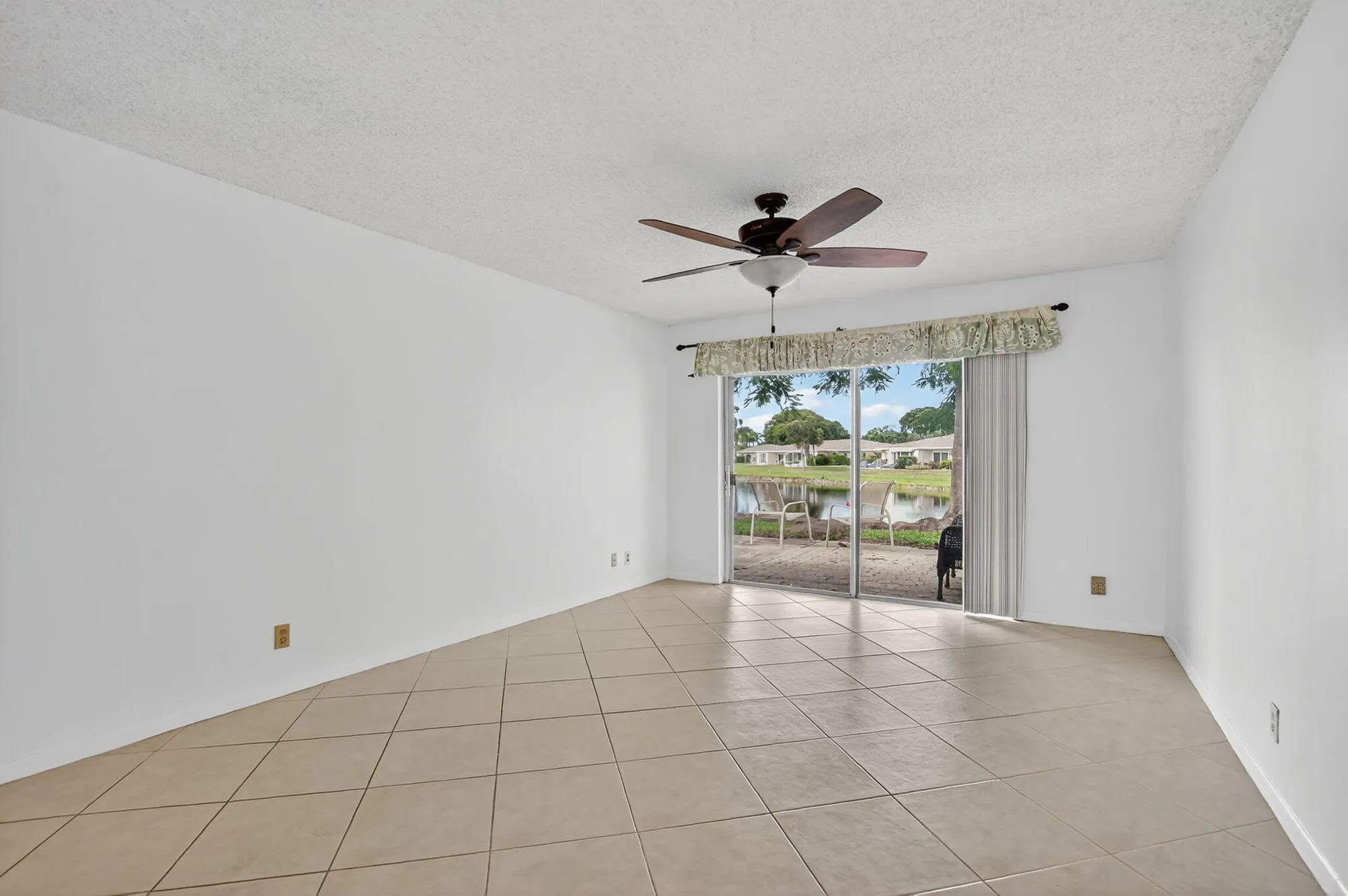 Property Slideshow image 12 of 38 | 8747 warwick dr # 271, Boca Raton, FL, 33433