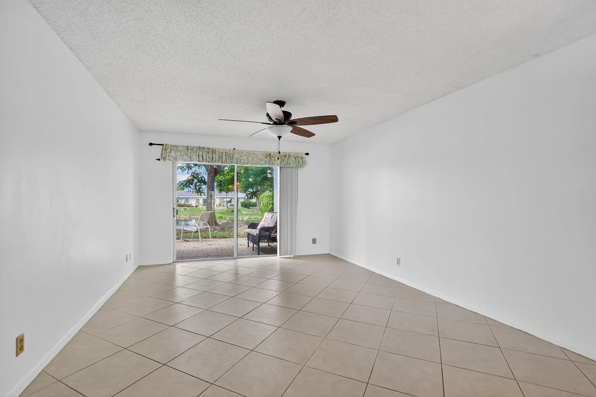 Property Slideshow image 11 of 38 | 8747 warwick dr # 271, Boca Raton, FL, 33433