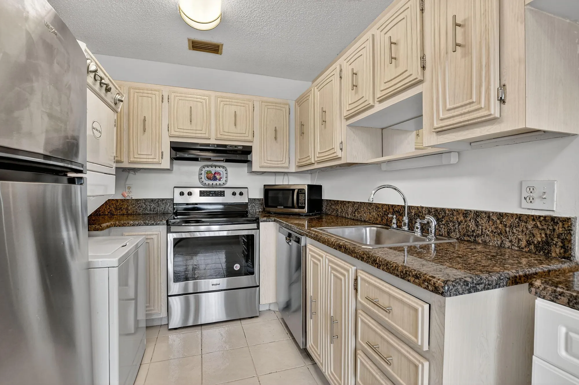 Property Slideshow image 17 of 38 | 8747 warwick dr # 271, Boca Raton, FL, 33433