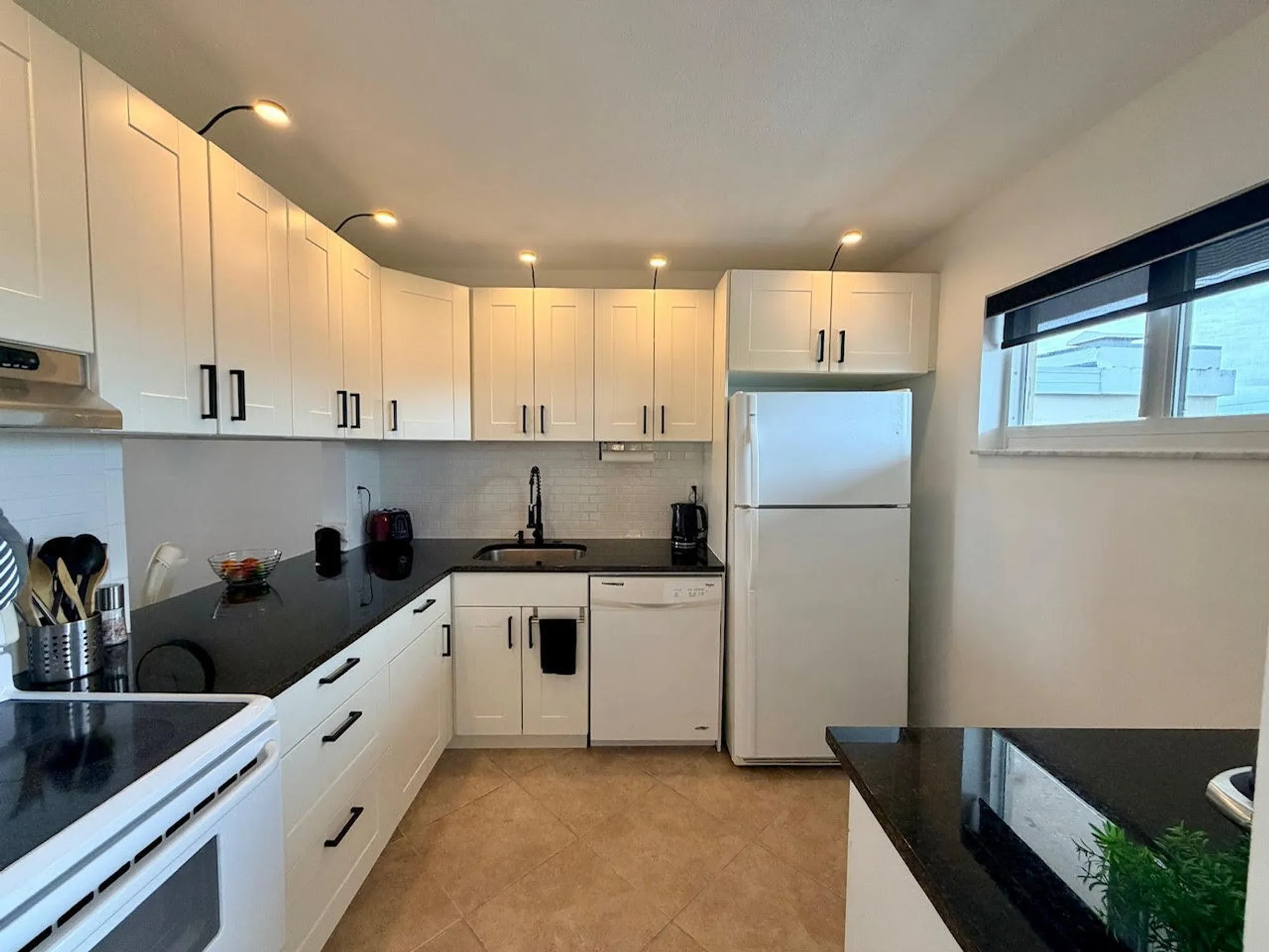 Property Slideshow image 6 of 15 | 2724 garden dr 403, Lake Worth, FL, 33461