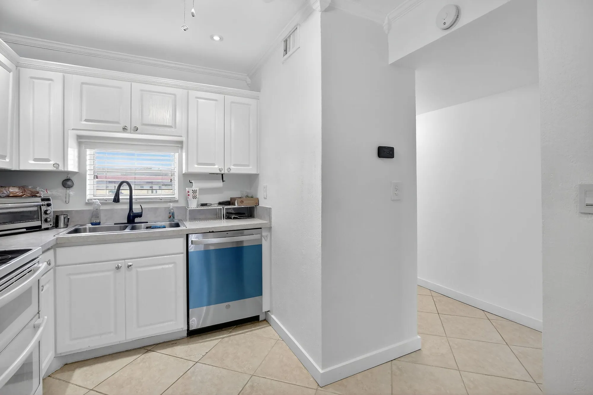 Property Slideshow image 6 of 47 | 9500 n hollybrook lake dr 308, Pembroke Pines, FL, 33025