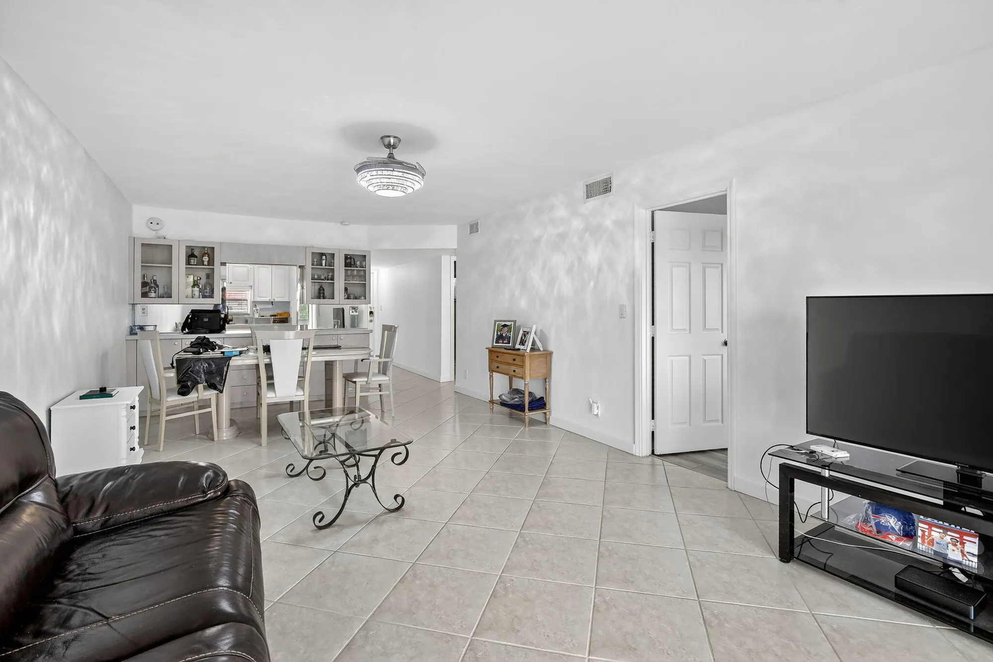 Property Slideshow image 12 of 47 | 9500 n hollybrook lake dr 308, Pembroke Pines, FL, 33025