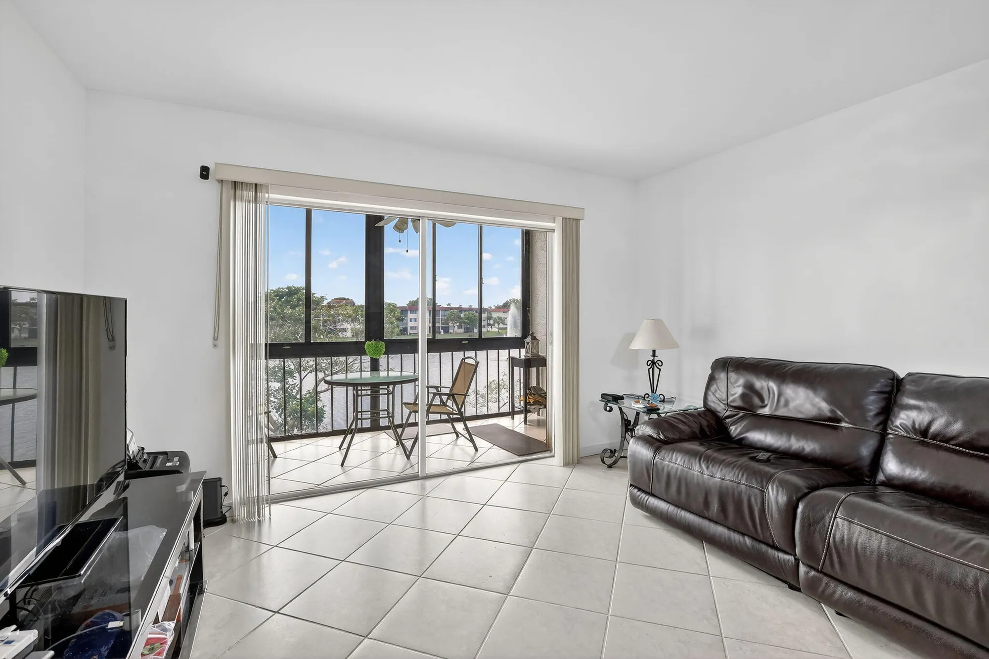 Property Slideshow image 13 of 47 | 9500 n hollybrook lake dr 308, Pembroke Pines, FL, 33025