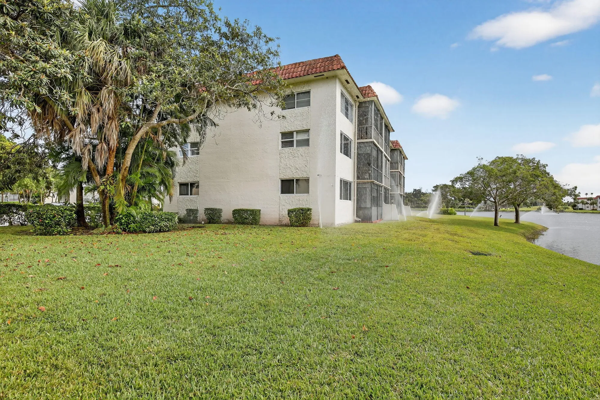 Property Slideshow image 35 of 47 | 9500 n hollybrook lake dr 308, Pembroke Pines, FL, 33025